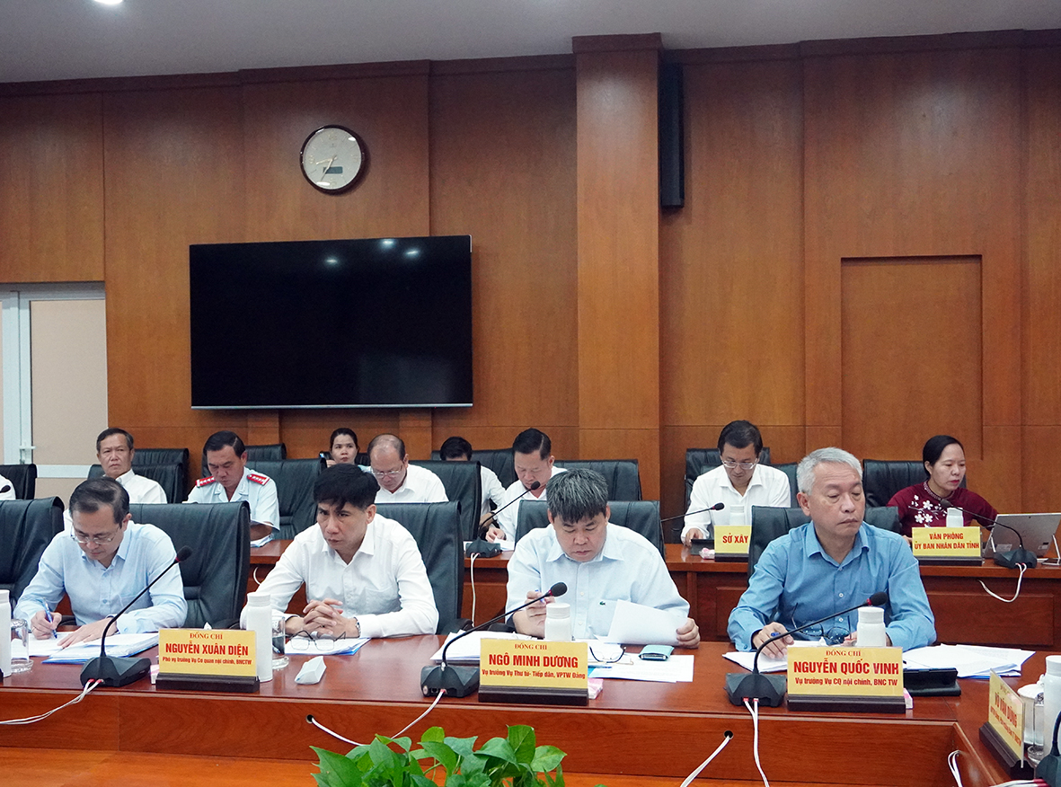 Các thành viên Đoàn công tác của Ban Nội chính Trung ương tham dự buổi làm việc.