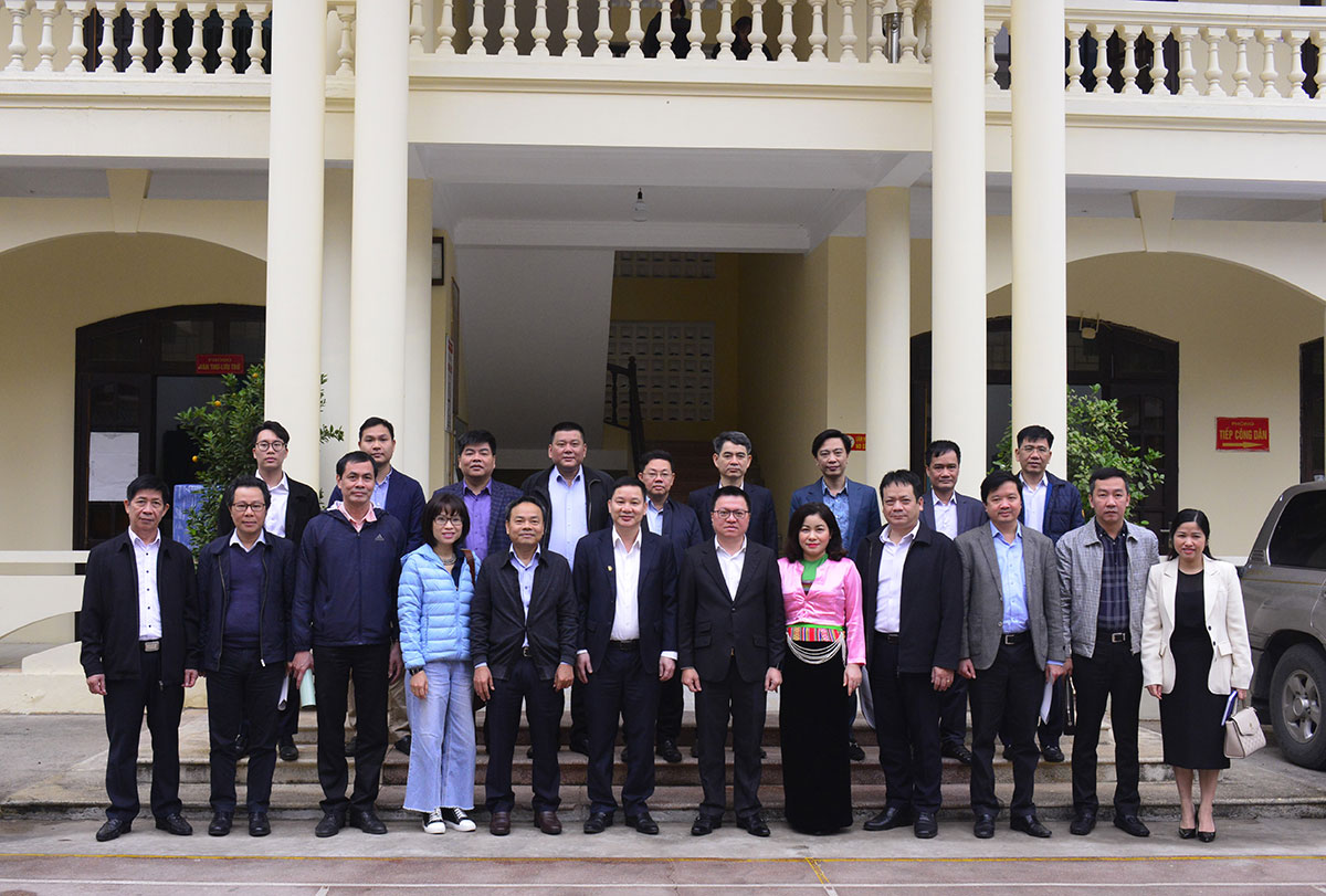 Các đại biểu chụp ảnh lưu niệm với Hội Nhà báo và các cơ quan báo chí tỉnh.  