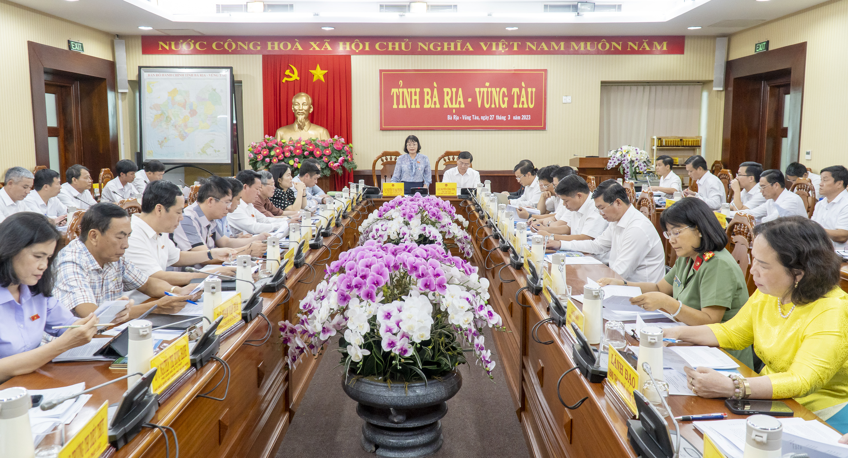Quang cảnh buổi làm việc.
