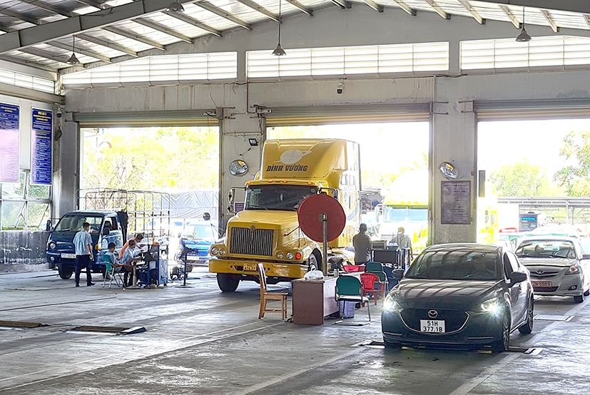 3 dây chuyền kiểm định của Trung tâm Đăng kiểm phương tiện giao thông vận tải tỉnh - 72-01S hoạt động hết công suất.