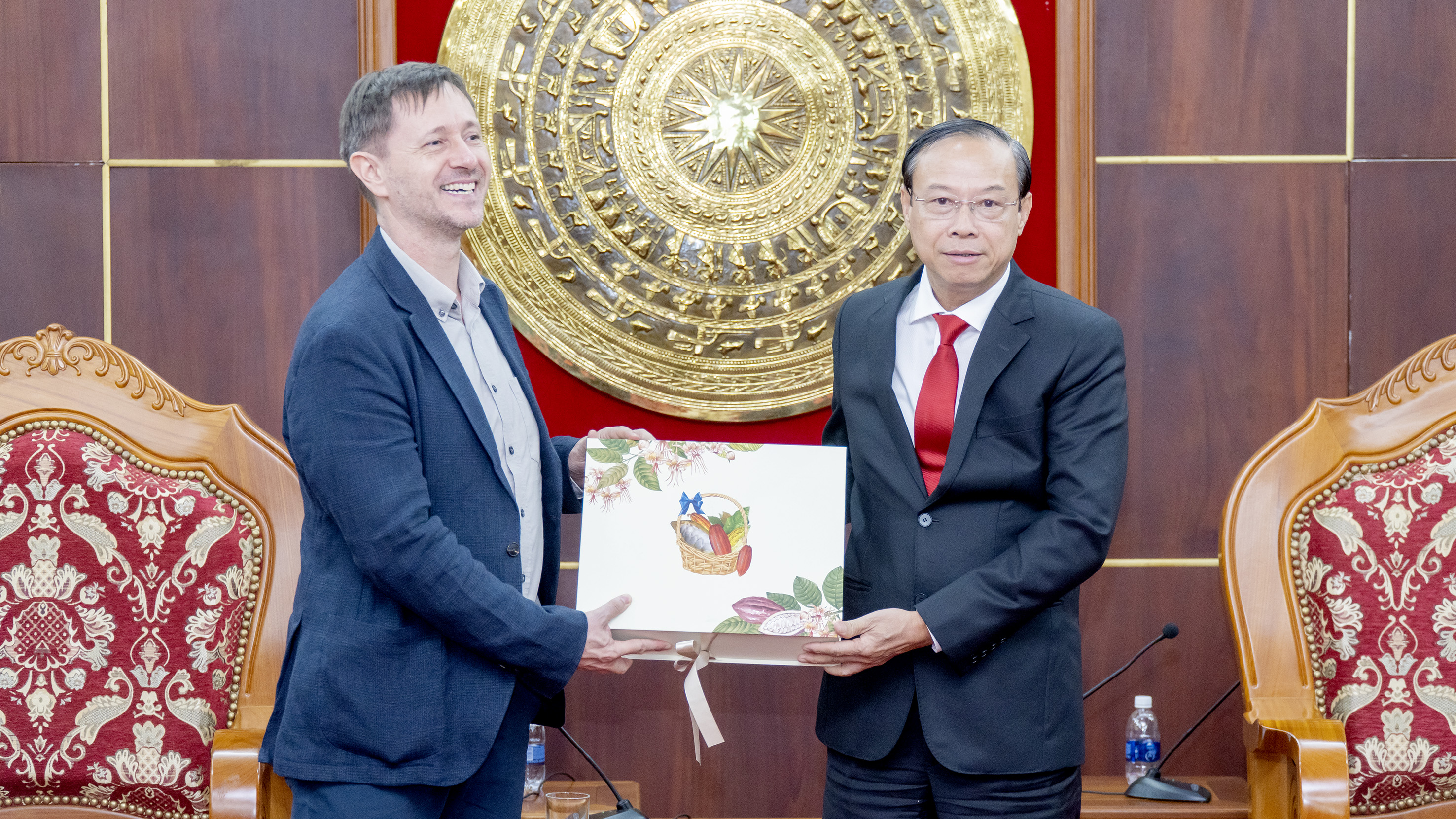 Ông Nguyễn Văn Thọ, Chủ tịch UBND tỉnh tặng quà lưu niệm đến ngài Baloghdi Tibor, tân Đại sức Đặc mệnh toàn quyền Hungary tại Việt Nam.