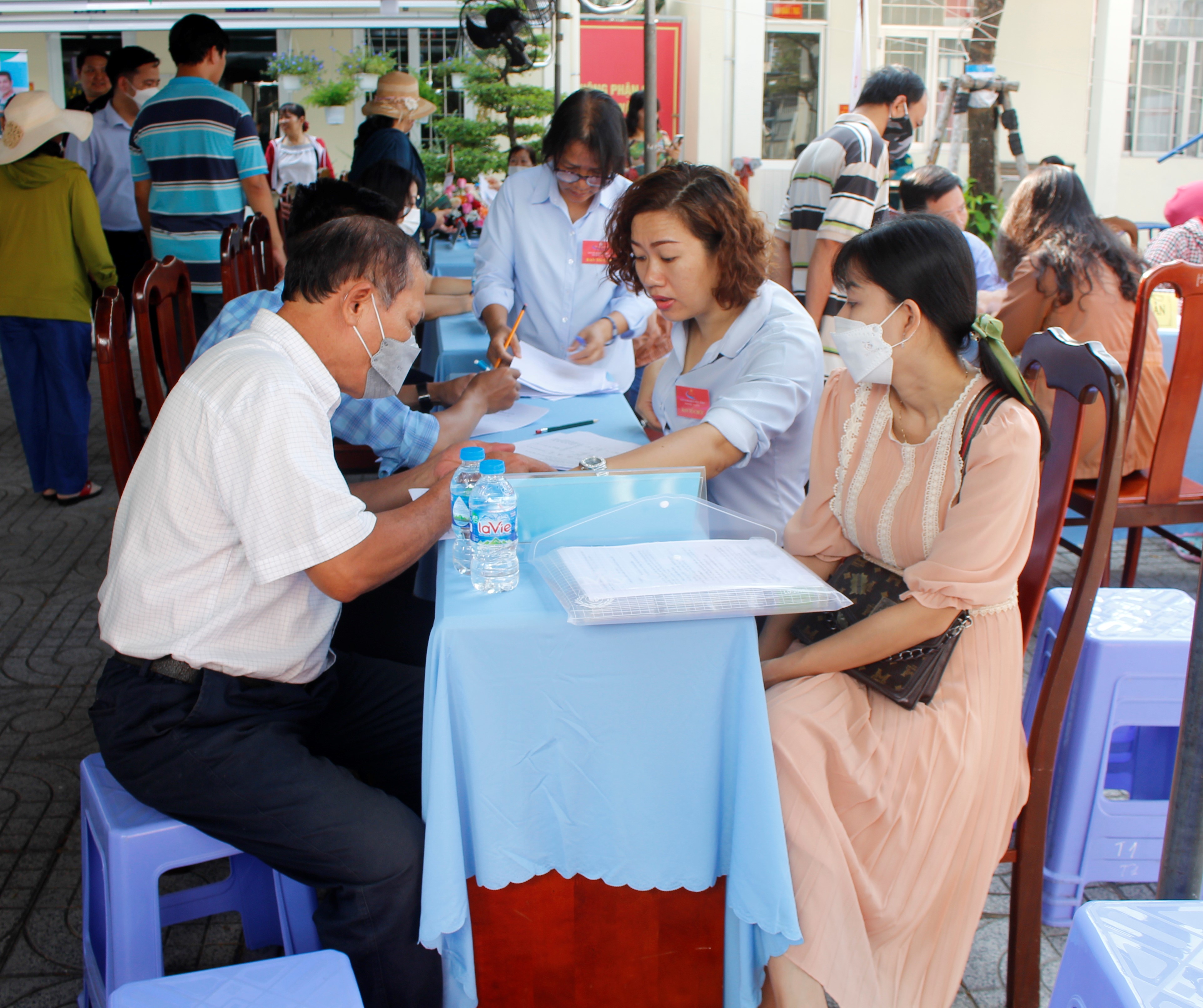 Người lao động đăng ký tìm việc làm tại Phiên giao dịch việc làm lần thứ I, năm 2023.