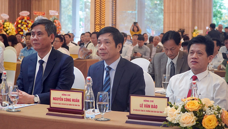 Các đồng chí lãnh đạo tỉnh tham dự lễ kỷ niệm