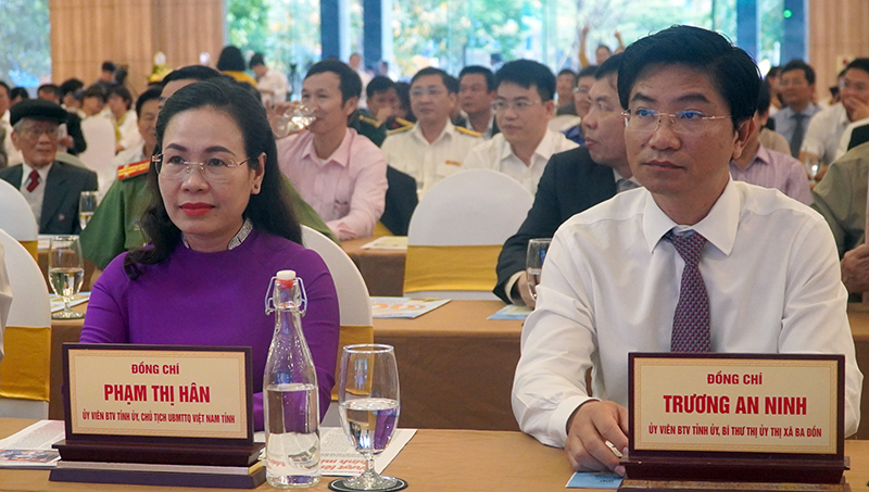 Các đồng chí lãnh đạo tỉnh dự lễ kỷ niệm