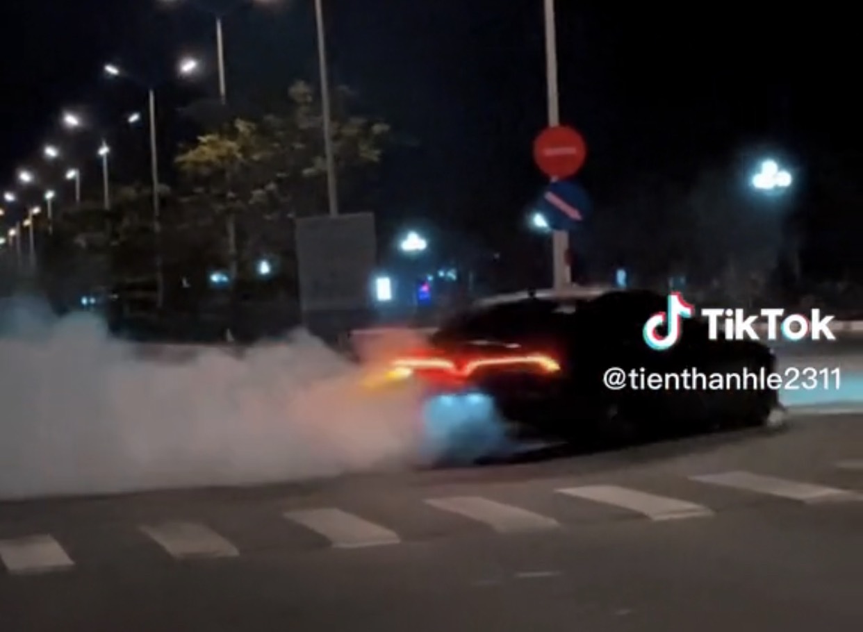 Chiếc ô tô biểu diễn xoay nhiều vòng trên đường. Ảnh cắt từ clip