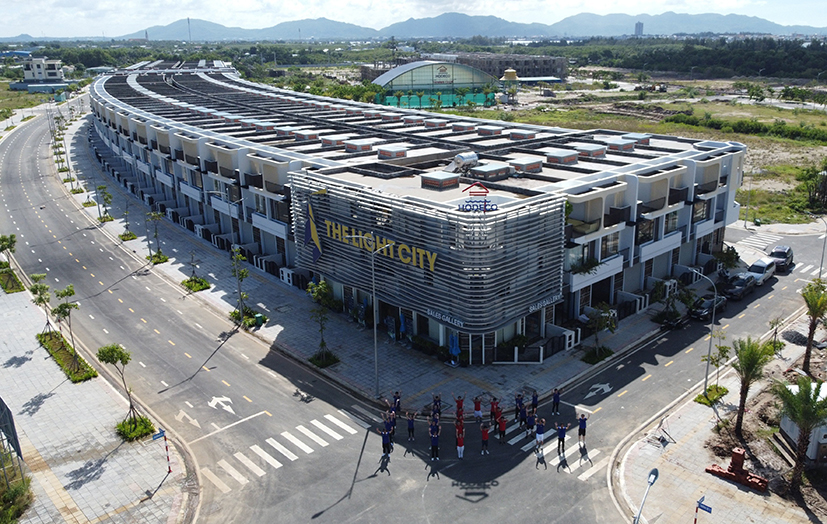 Các dự án nhà ở do DN đầu tư cũng góp phần chỉnh trang đô thị, đáp ứng nhu cầu về nhà ở cho người dân. Trong ảnh: Dự án The Light city do Công ty CP phát triển nhà tỉnh đầu tư.