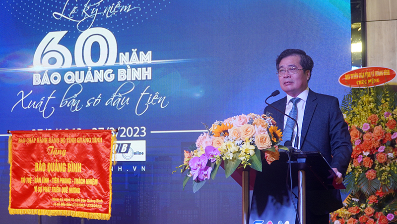 Ông Đinh Tùng Lâm, Tổng biên tập Báo Quảng Bình tiếp thu các ý kiến chỉ đạo của đồng chí Phó Bí thư Thường trực Tỉnh ủy Trần Hải Châu