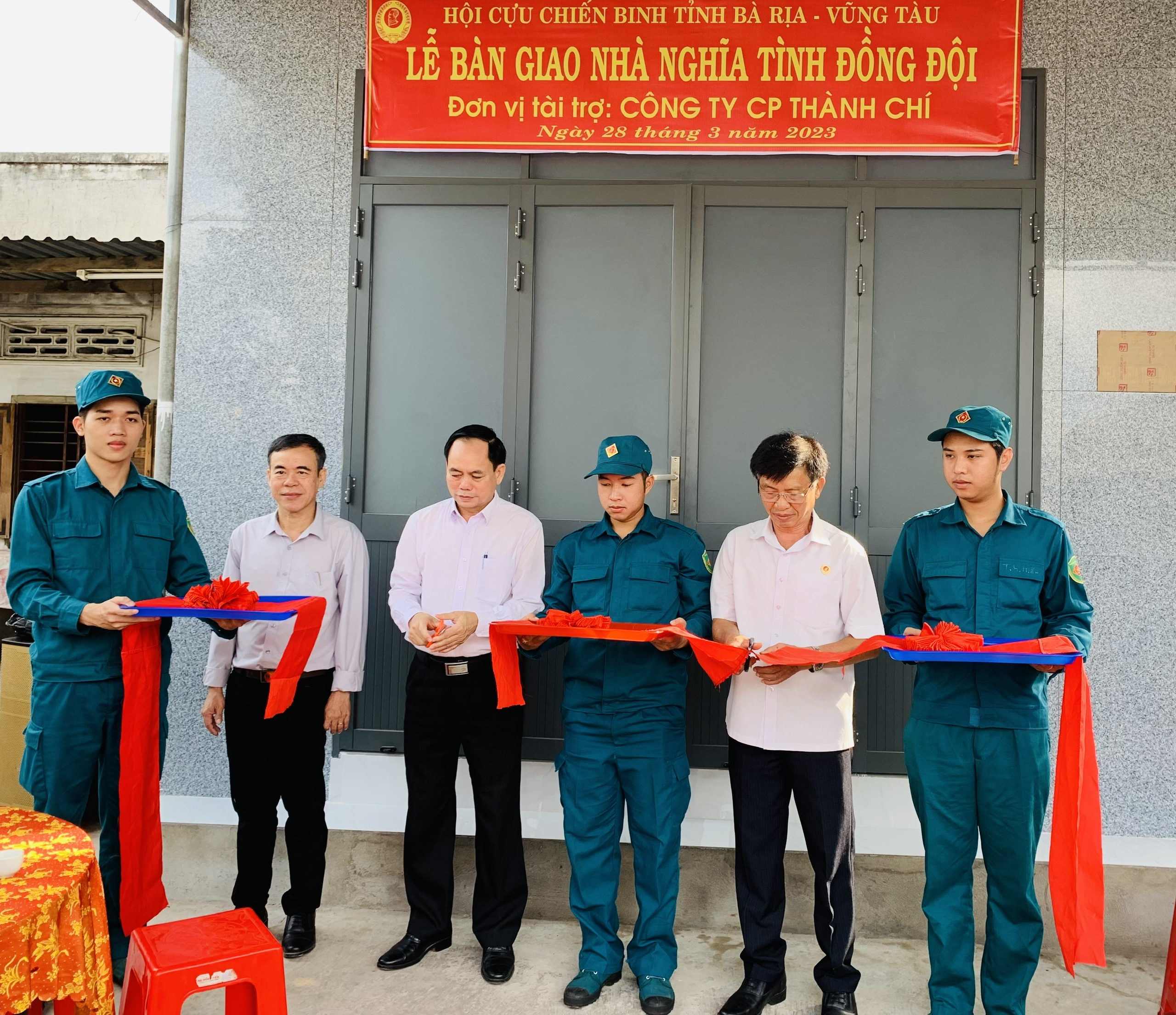 Các đại biểu cắt băng khánh thành căn nhà Nghĩa tình đồng đội cho CCB Võ Thành Công.