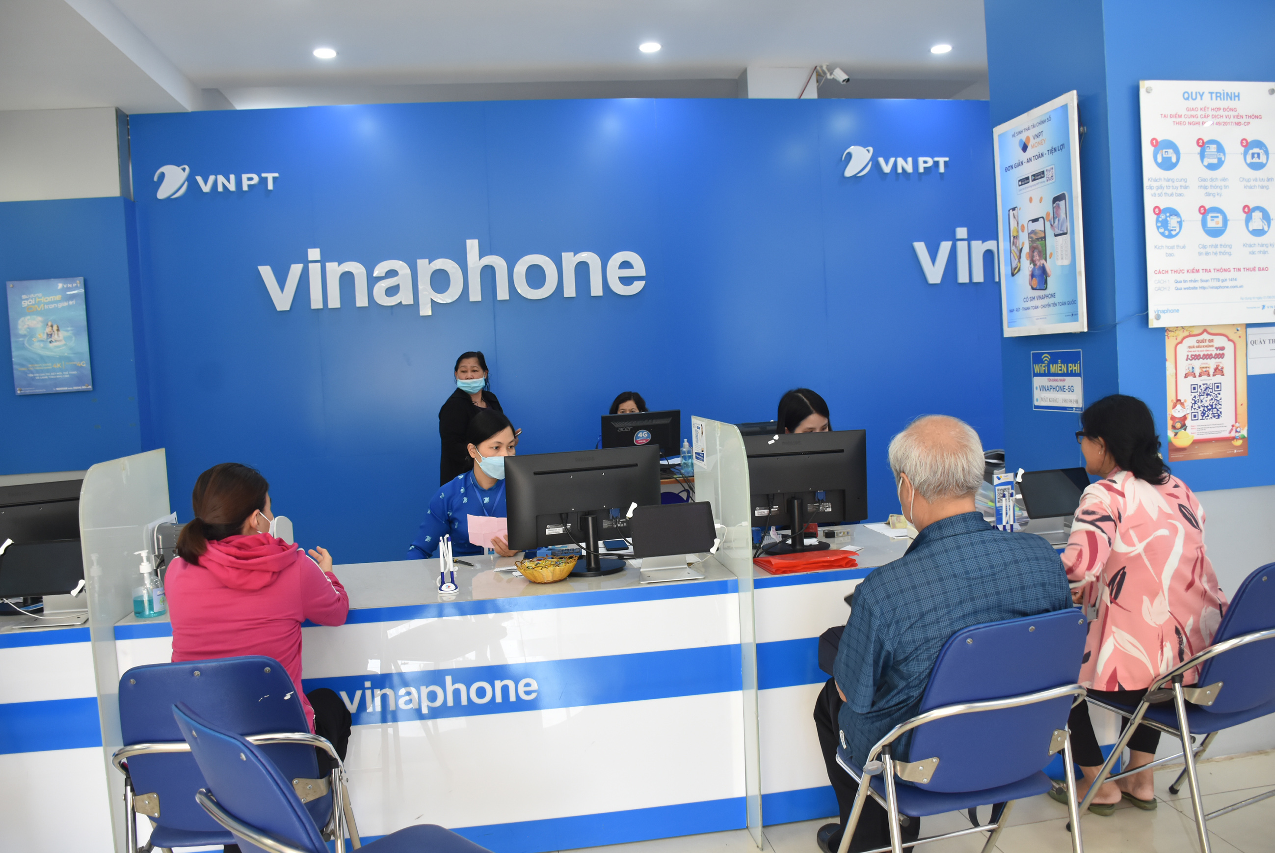 Khách hàng đến chuẩn hóa thuê bao di động tại điểm giao dịch VNPT (Xô Viết Nghệ Tĩnh, TP.Vũng Tàu).