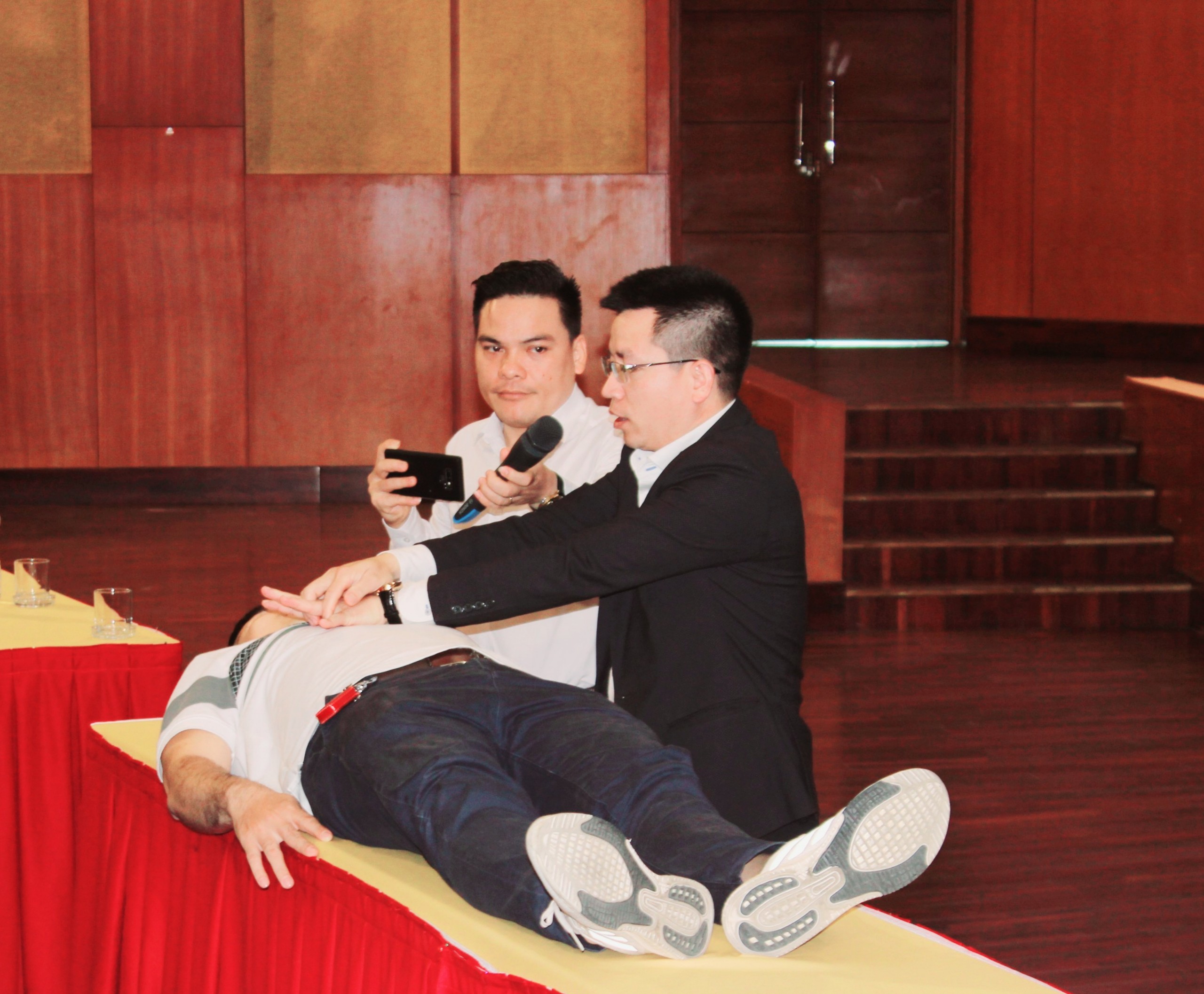 ThS. Nguyễn Danh Khoa, Giám đốc Viện Khoa học An toàn Việt Nam  hướng dẫn kỹ năng sơ cấp cứu người bị nạn.