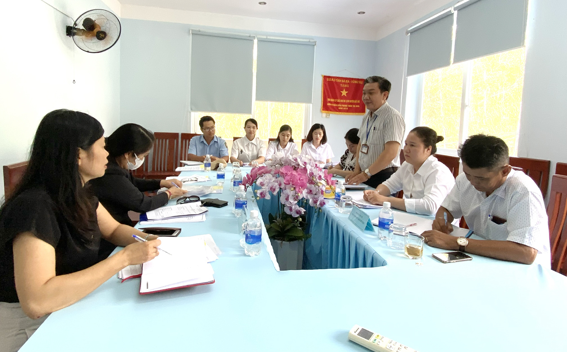 Đại diện Ban quản lý các KDL huyện Đất Đỏ báo cáo với đoàn công tác phương án ứng phó phòng chống thiên tai