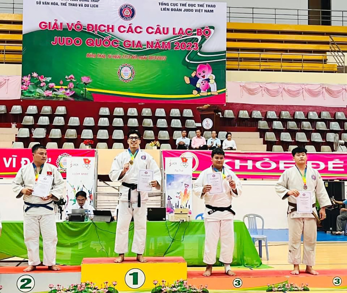 Ban tổ chức trao huy chương cho các VĐV ở nội dung 100kg nam.