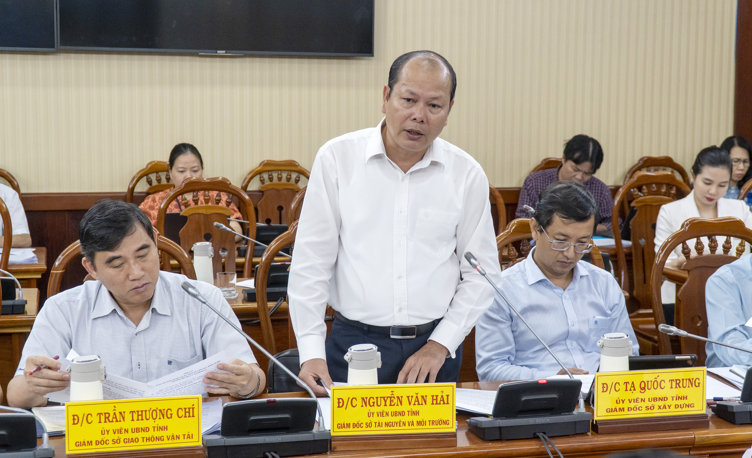 Đại diện lãnh đạo Sở Tài nguyên và Môi trường phát biểu ý kiến về các nội dung sửa đổi, bổ sung một số điều của Quyết định bồi thường, hỗ trợ, tái định cư.