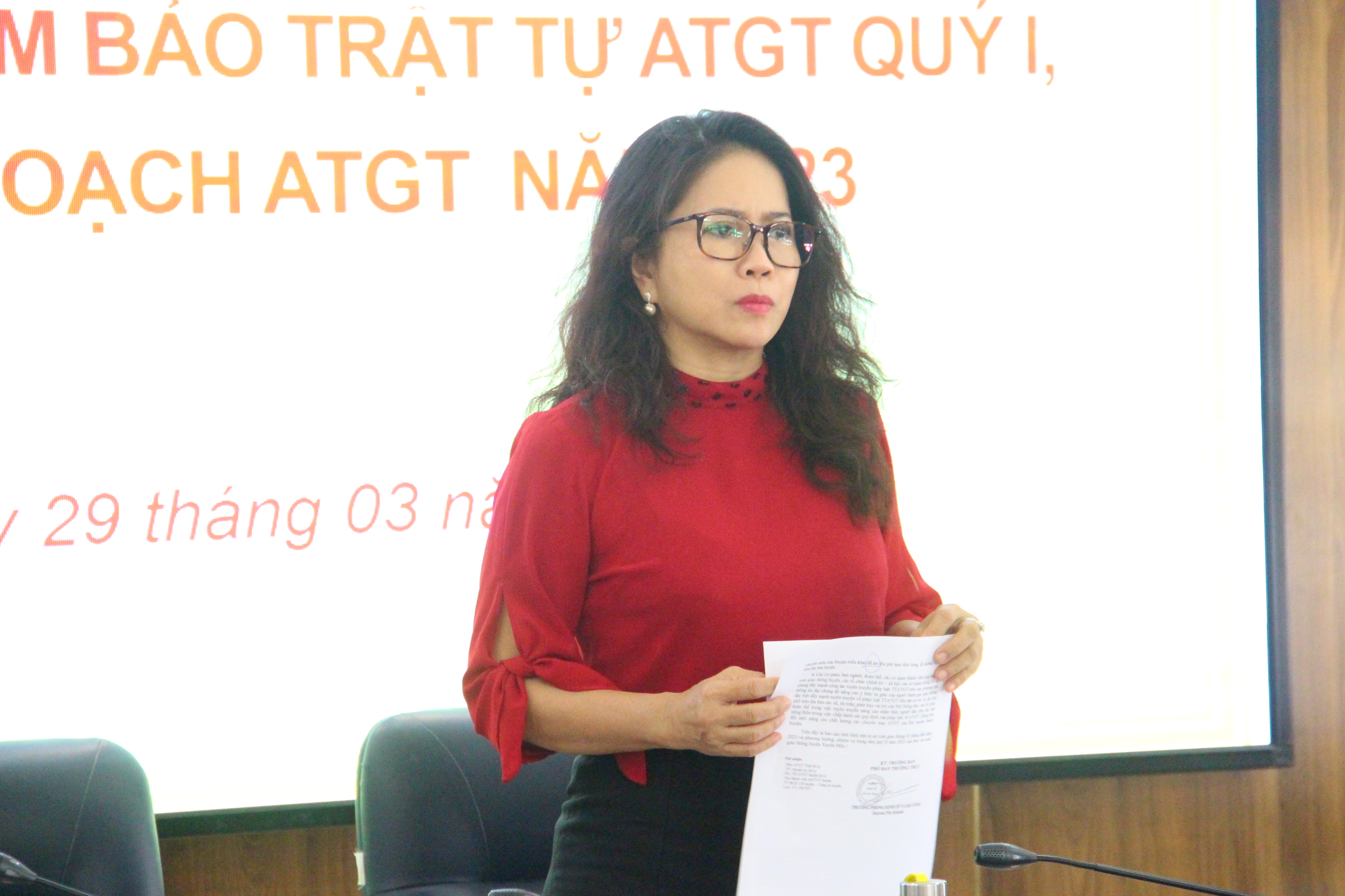 Bà Lê Thị Trang Đài, Chủ tịch UBND huyện Xuyên Mộc yêu cầu ban ngành, địa phương tiếp tục phát huy về đảm bảo trật tự ATGT trong Quý II