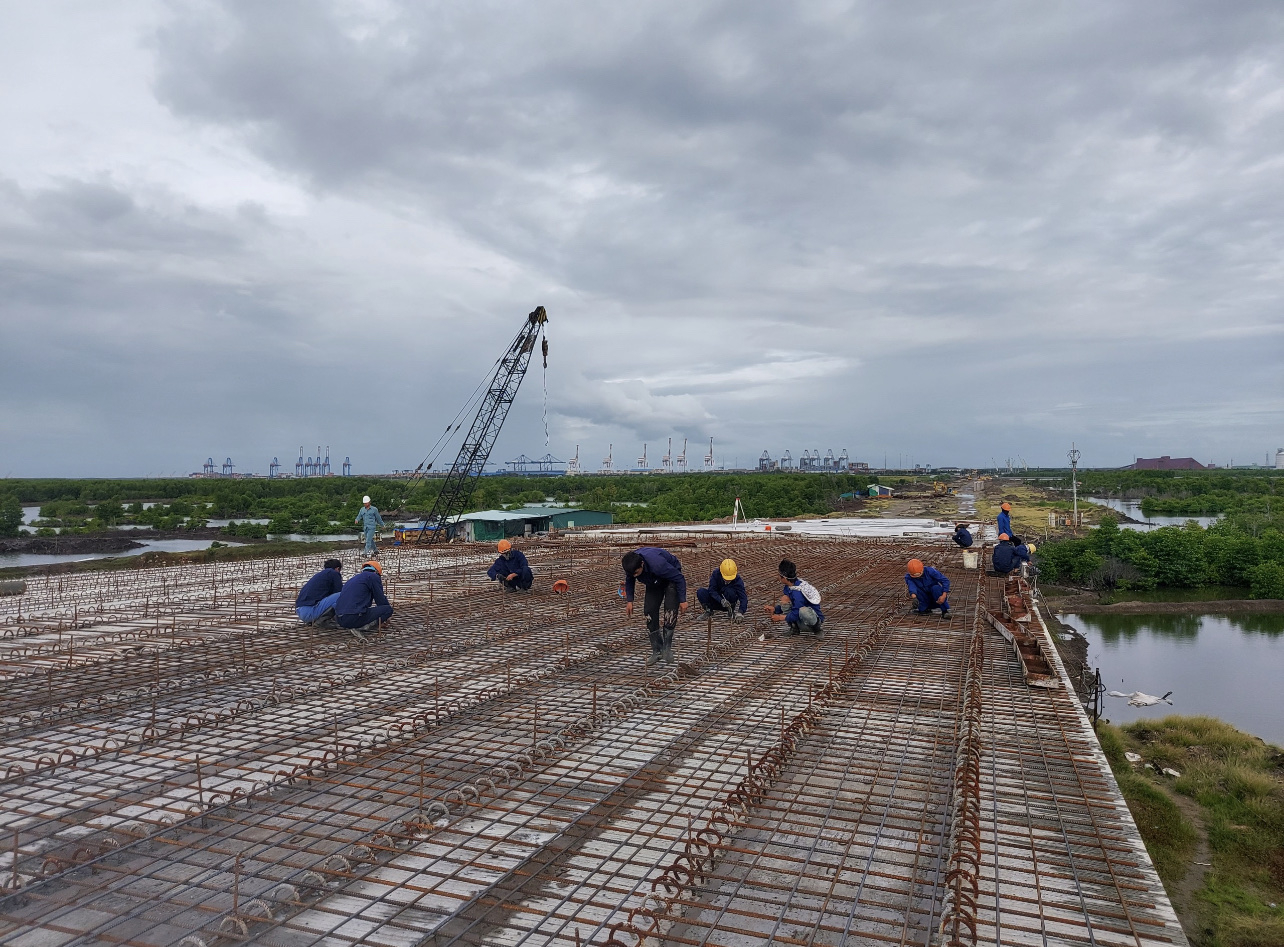 Các đơn vị đang nỗ lực đẩy nhanh tiến độ thi công dự án đường 991B. Trong ảnh: Công nhân thi công cầu Rạch Ông, một hạng mục trên tuyến đường 991B.