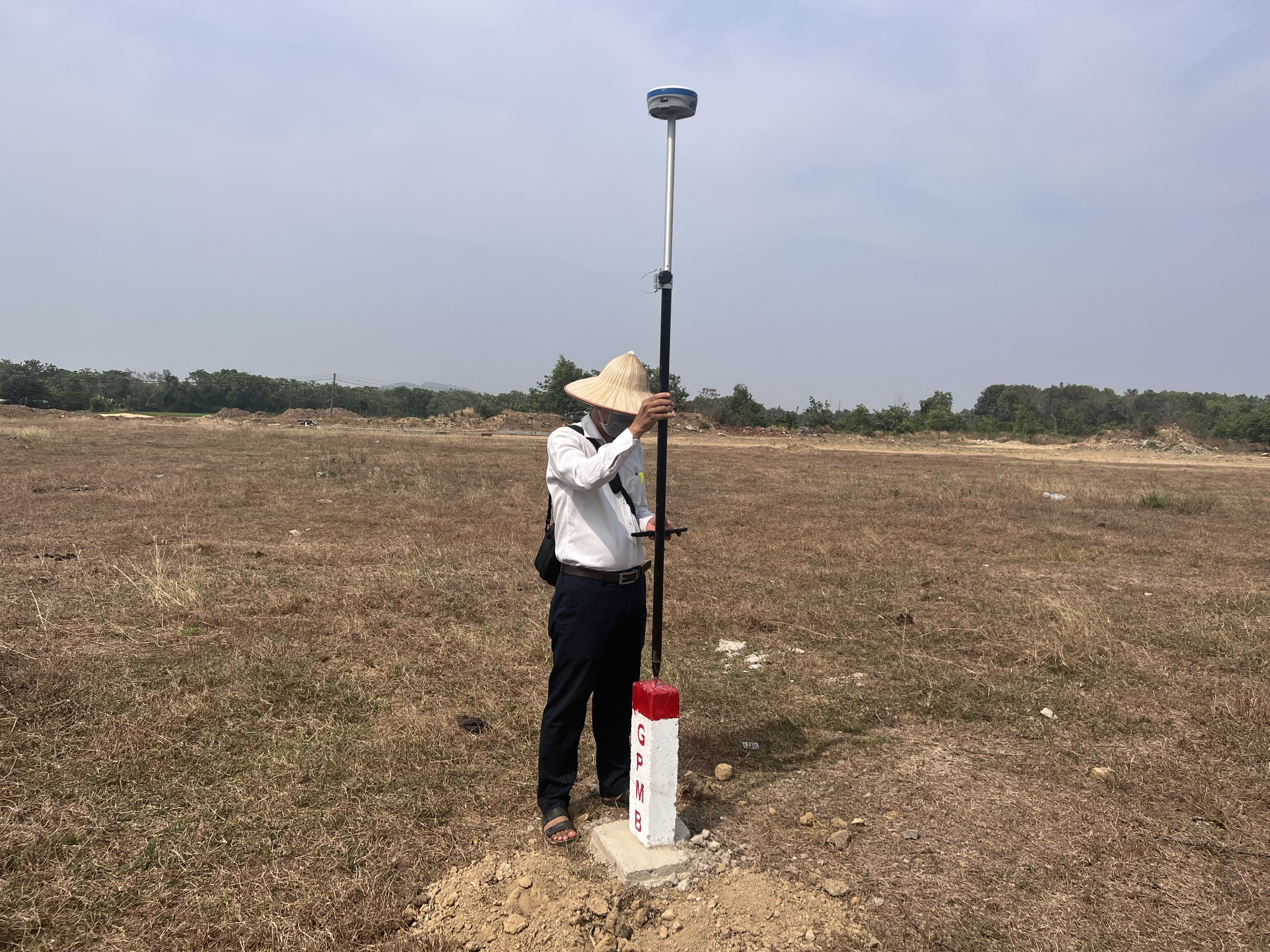 Chủ đầu tư đang nỗ lực để có thể khởi công cao tốc Biên Hòa-Vũng Tàu  trong tháng 6/2023. Trong ảnh: Phòng chuyên môn của đơn vị đầu tư nghiệm thu  mặt bằng đã được bàn giao tại TP.Bà Rịa.