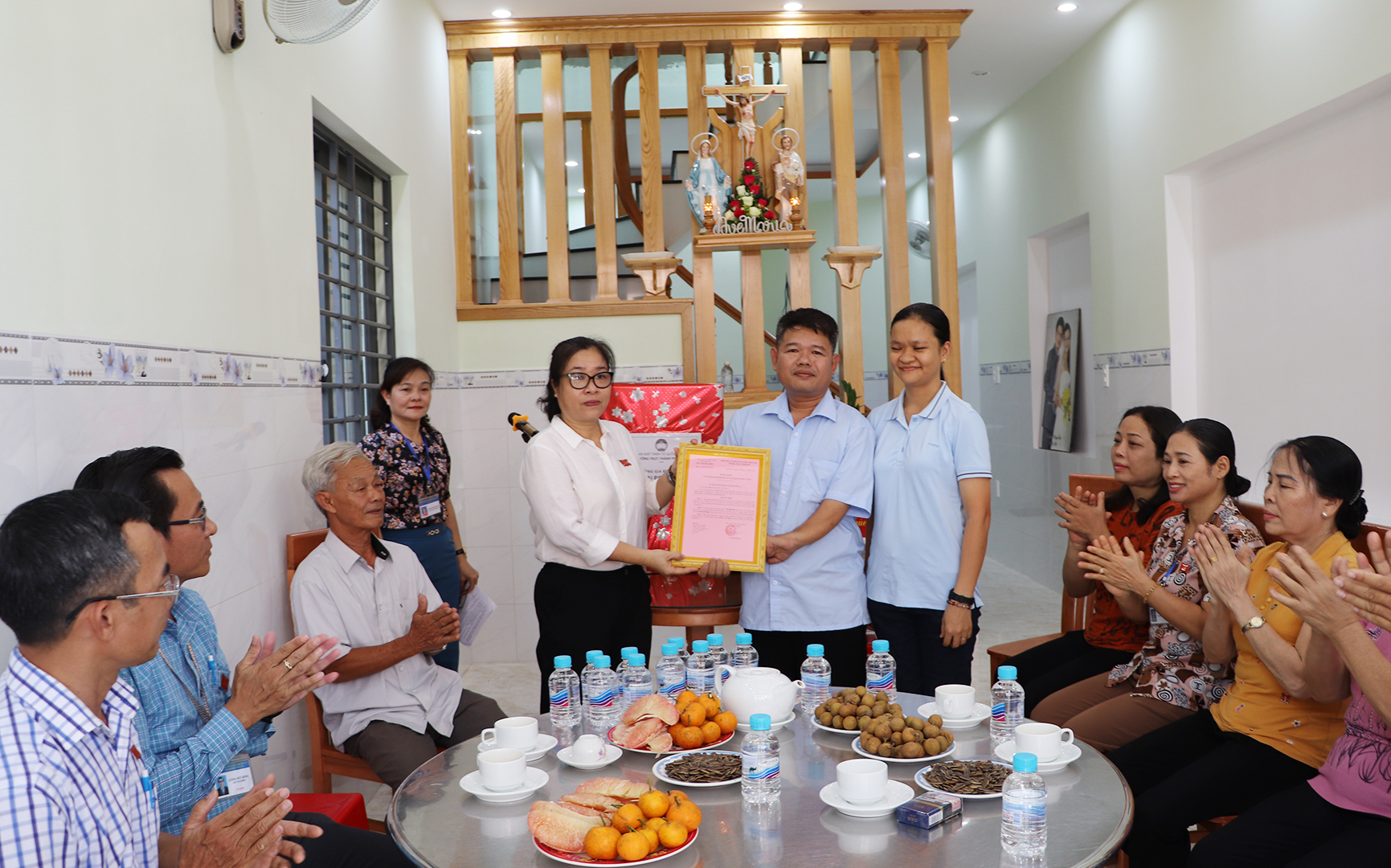 Bà Lê Thị Hường, Chủ tịch Ủy ban MTTQ Việt Nam phường 12, TP.Vũng Tàu trao Quyết định Trao nhà Đại đoàn kết tới ông Trần Văn Hưng.