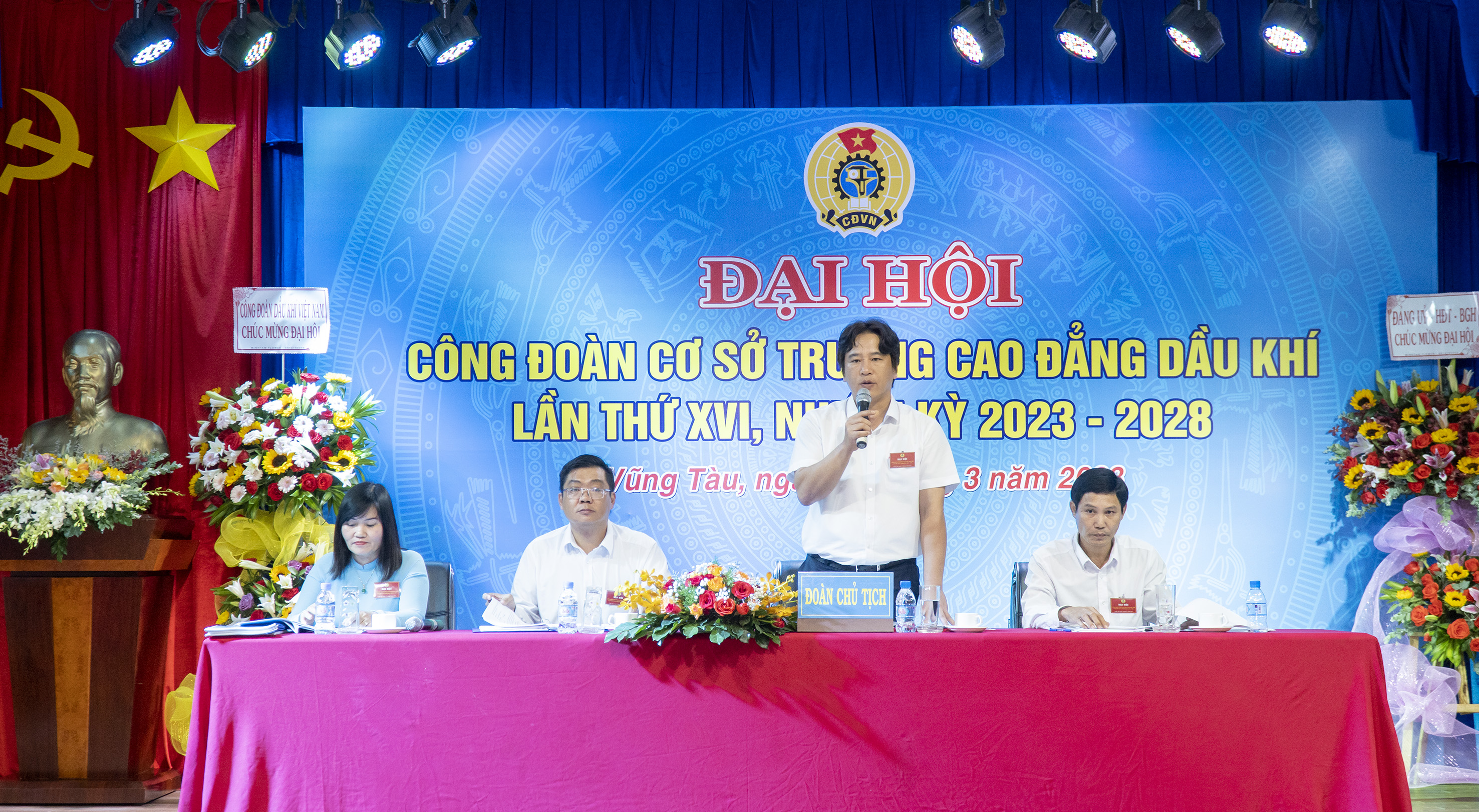 Chủ tọa điều hành đại hội.
