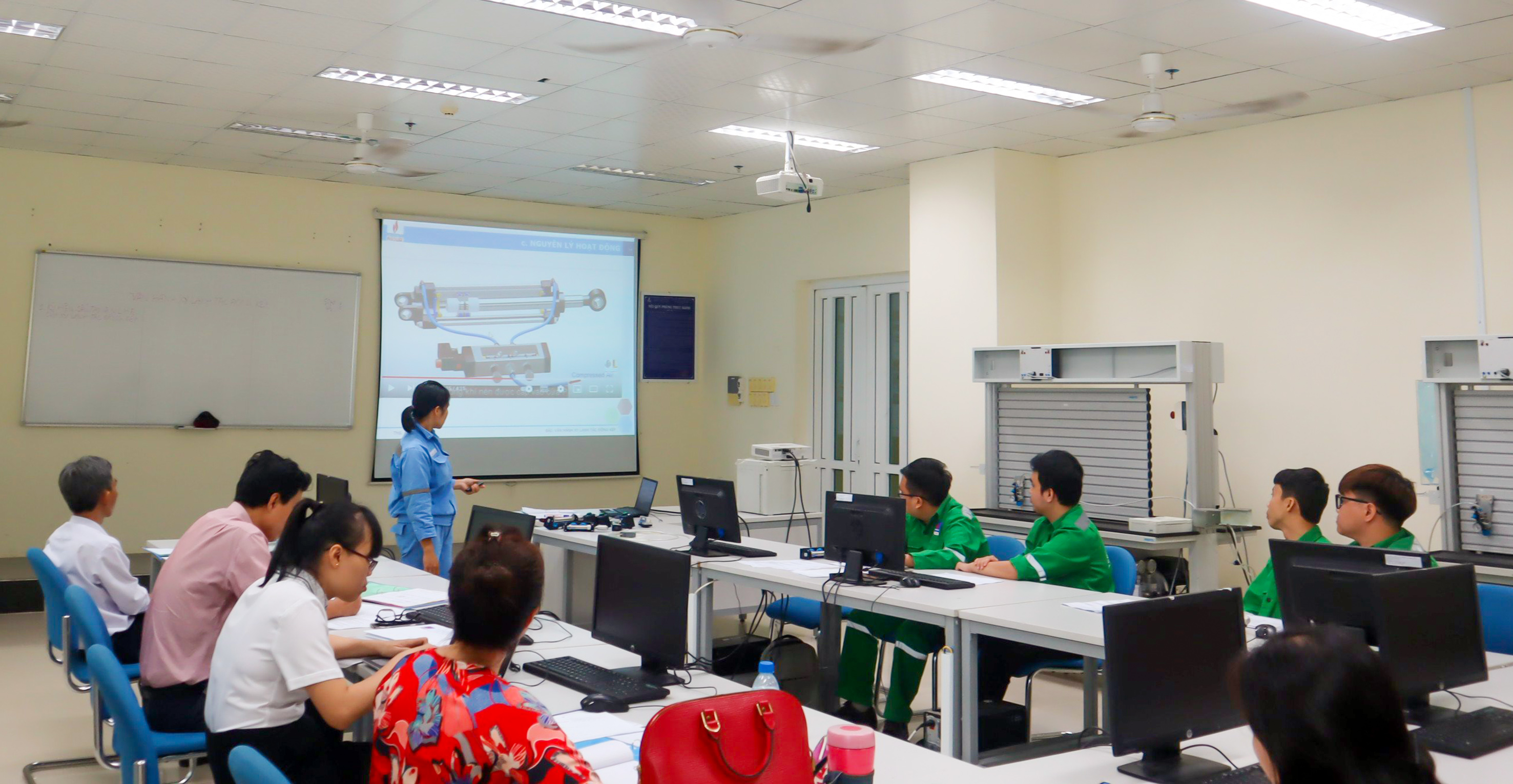 Công tác dạy và học tại Trường CĐ Dầu khí.