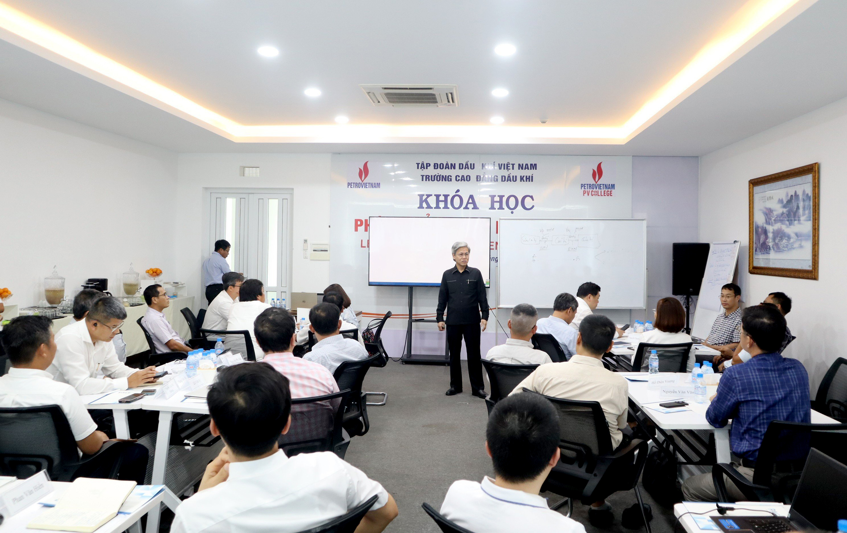 Khóa đạo tạo Leadership Development Program - Phát triển năng lực lãnh đạo, do nhà trường tổ chức.