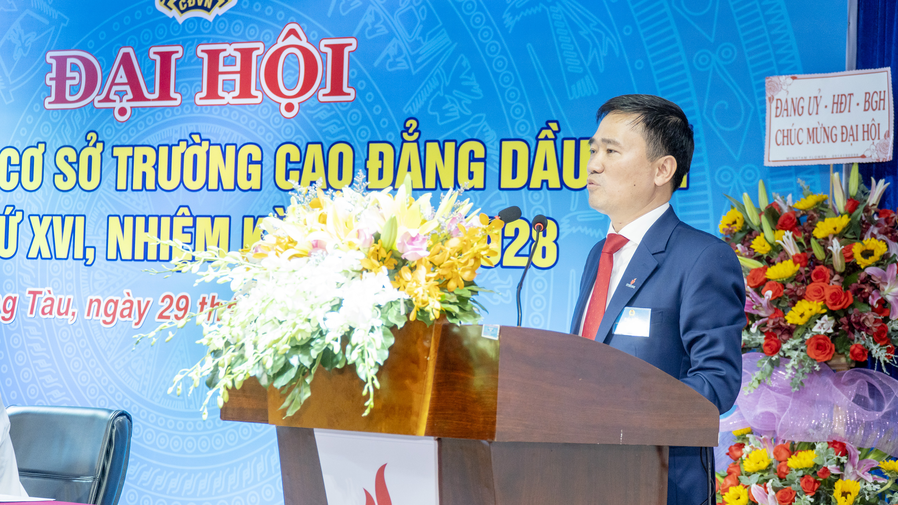 Đại diện lãnh đạo Công đoàn Tập đoàn Dầu khí phát biểu chúc mừng đại hội.