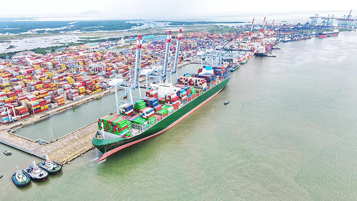 Hiện khu vực CM-TV tiếp nhận 32 chuyến tàu container quốc tế hằng tuần.  Trong ảnh: Tàu trọng tải lớn làm hàng tại Cảng CMIT.