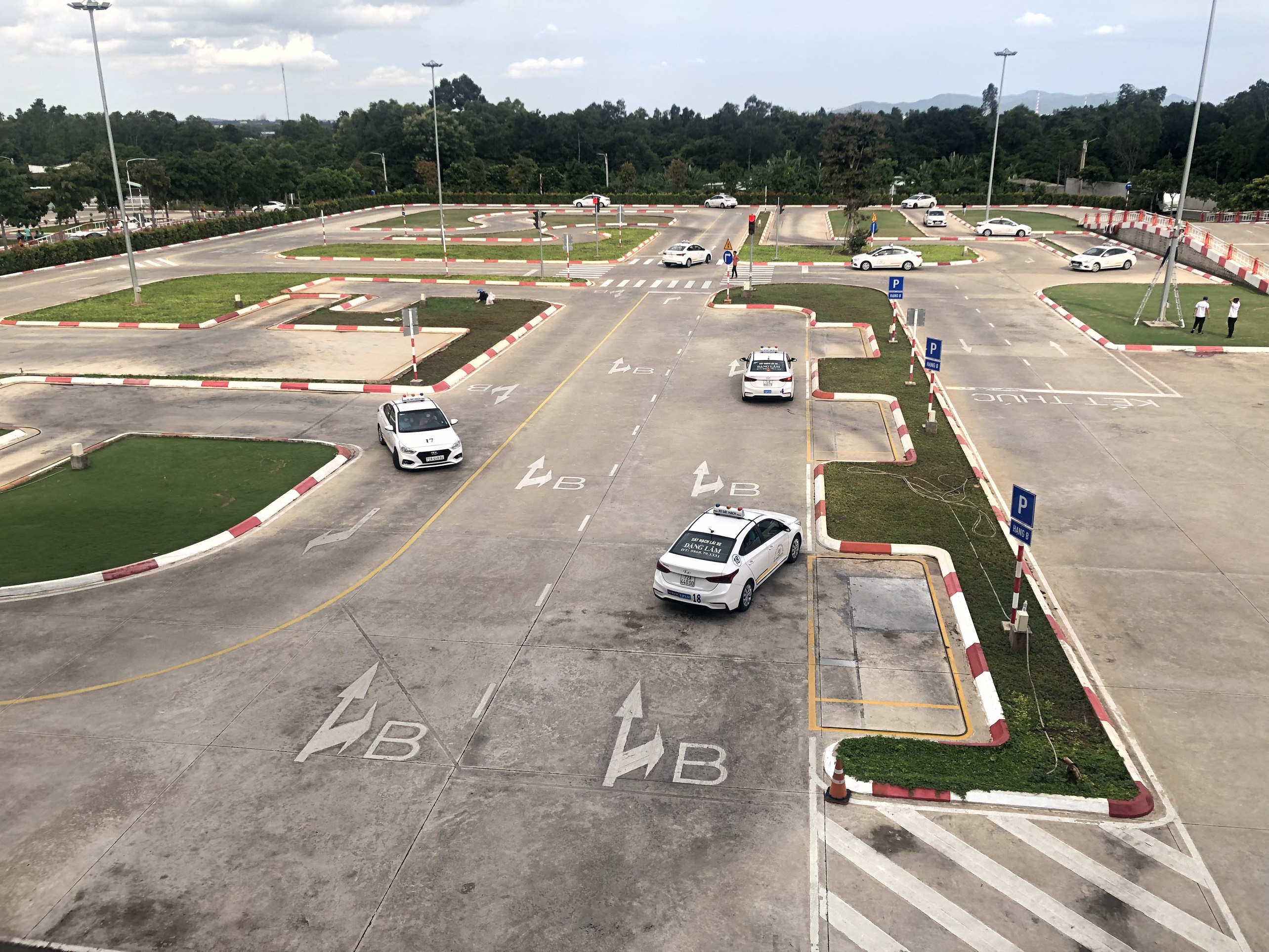 Sở GT-VT phát hiện nhiều tồn tại, hạn chế tại các cơ sở đào tạo và sát hạch lái xe trên địa bàn tỉnh.  Trong ảnh: Học viên tập lái ở Trung tâm Giáo dục nghề nghiệp và sát hạch lái xe Đặng Lâm. Ảnh: TRÚC GIANG.