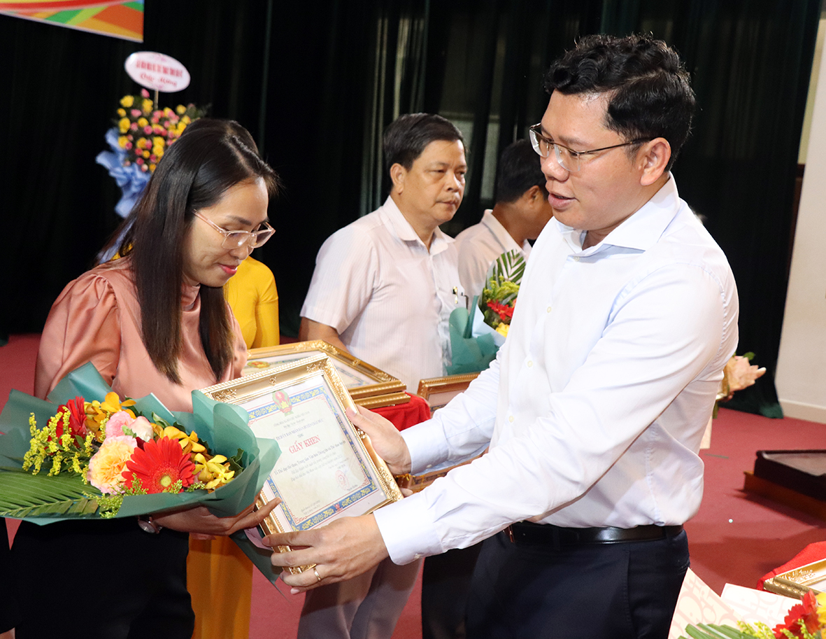 Ông Hoàng Nguyên Dinh, Bí thư Huyện ủy Châu Đức trao Giấy khen của UBND huyện cho các tập thể có thành tích xuất sắc trong tổ chức các hoạt động thể thao của tỉnh năm 2023.
