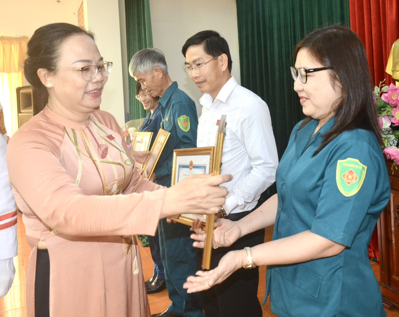 Bà Nguyễn Thị Thu Hương, Phó Chủ tịch UBND TP.Vũng Tàu trao giải cho các thí sinh có thành tích cao tại hội thi.