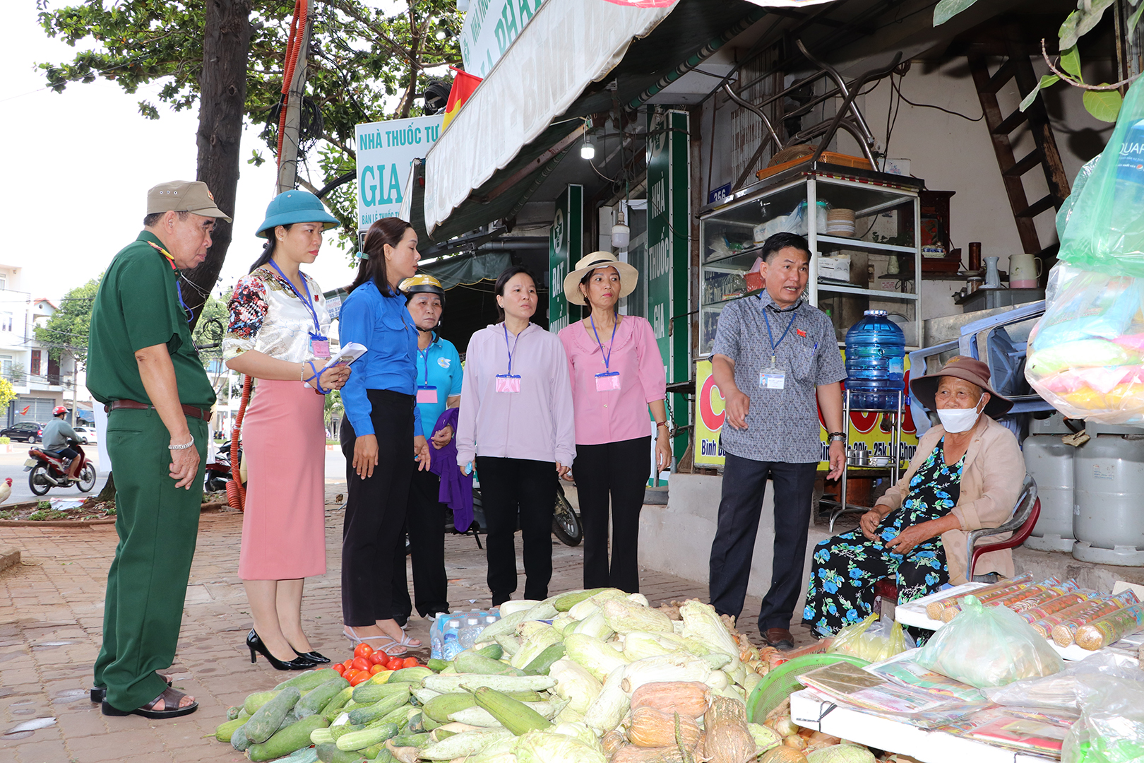 Những tiểu thương buôn bán nhỏ cũng được tuyên truyền không lấn chiếm vỉa hè để bày hàng hóa.