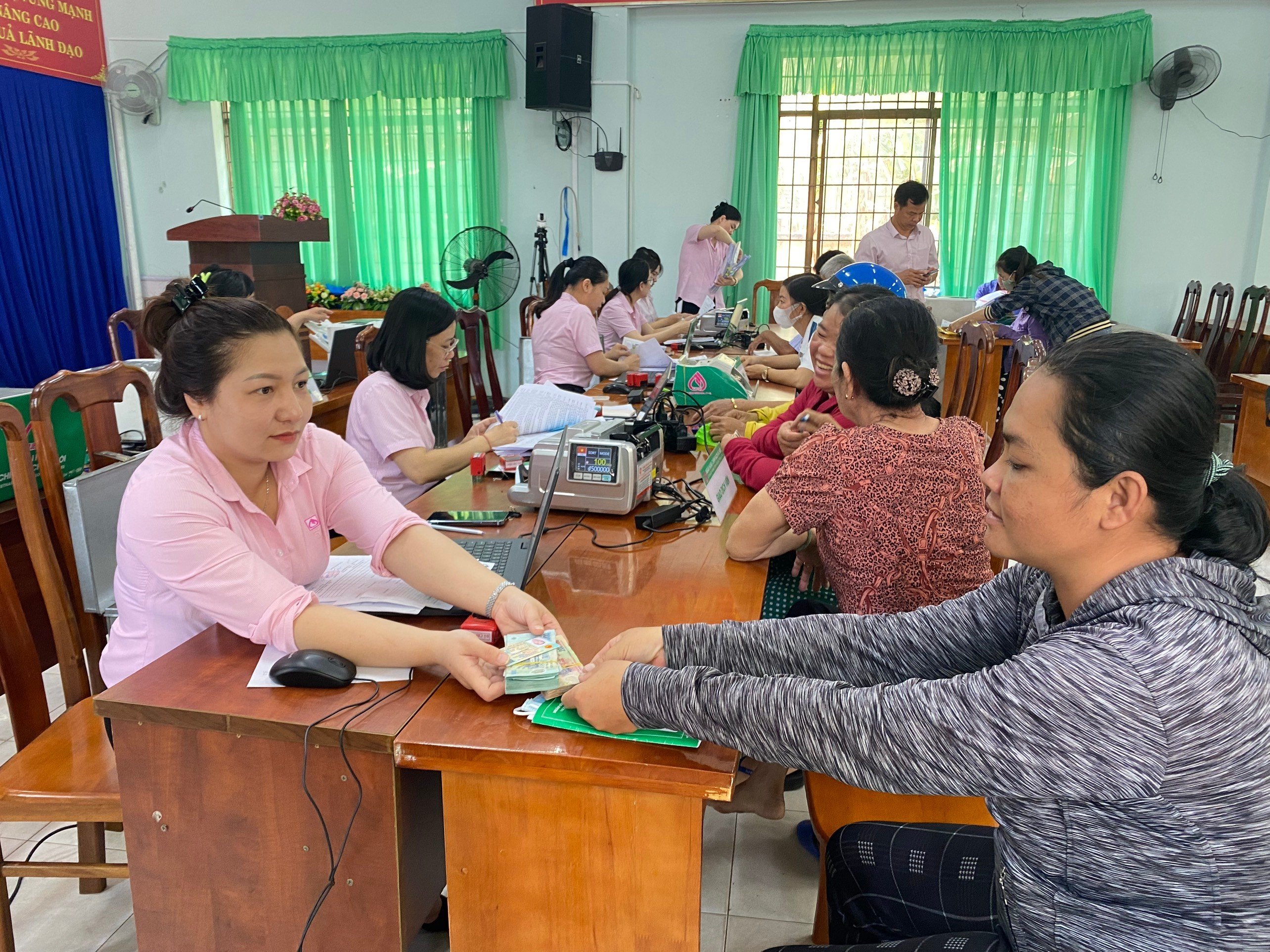 Người dân xã Long Sơn nhận nguồn vốn vay ưu đãi từ Ngân hàng CSXH.