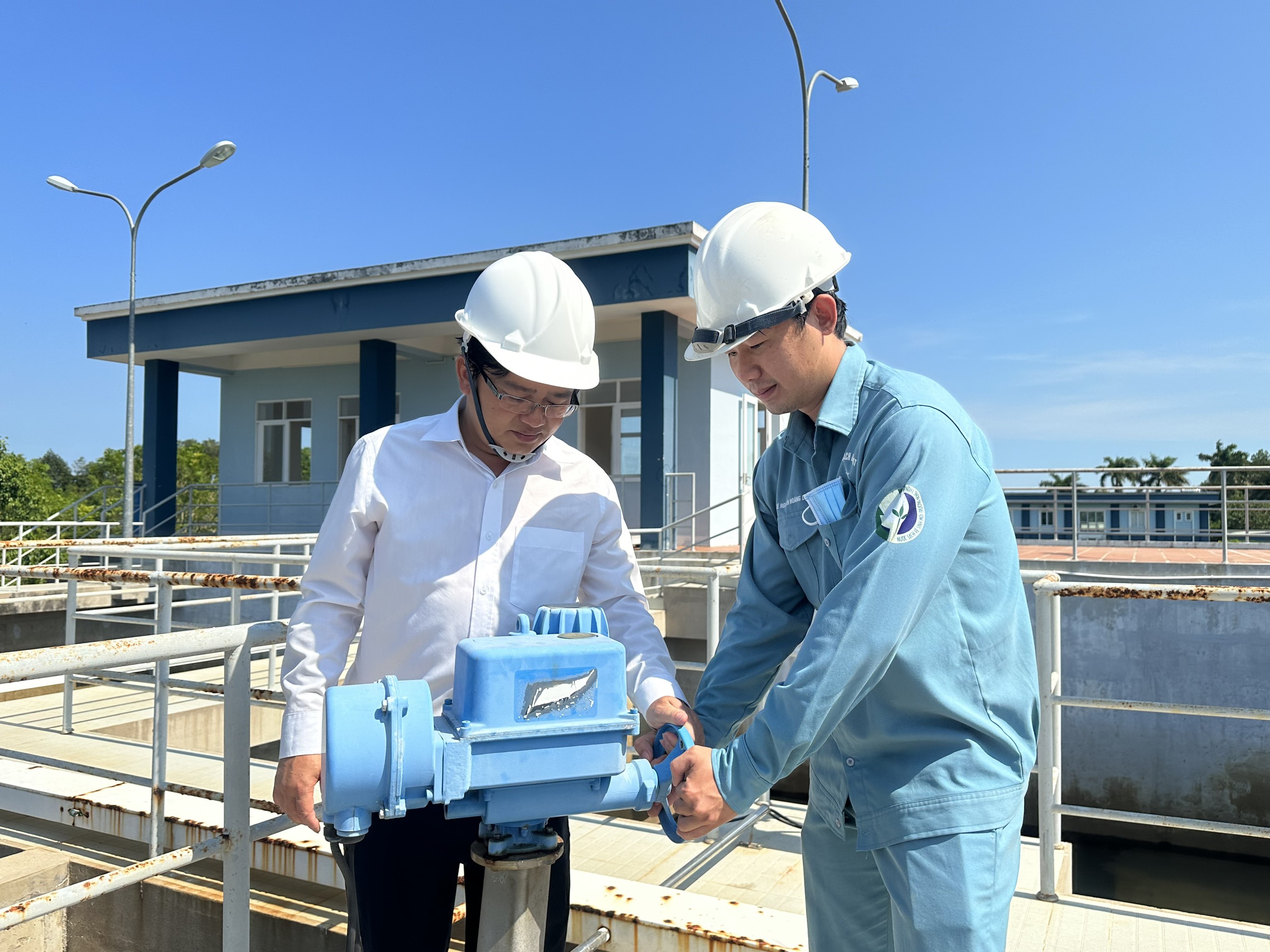 Kỹ sư kiểm tra vận hành hố thu gom nước thô tại nhà máy nước Đá Bàng.
