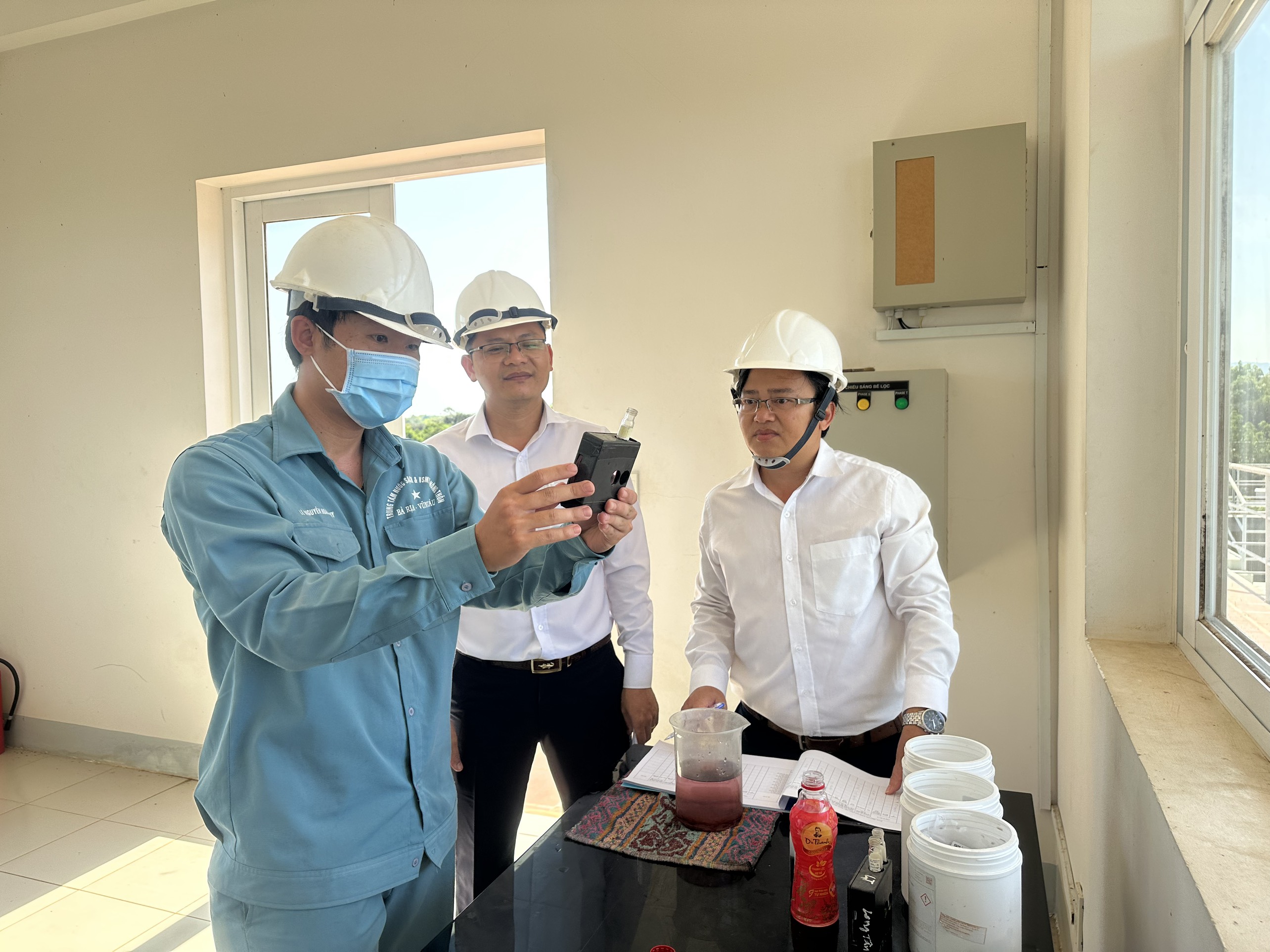 Kiểm tra mẫu nước tại nhà máy nước Đá Bàng.