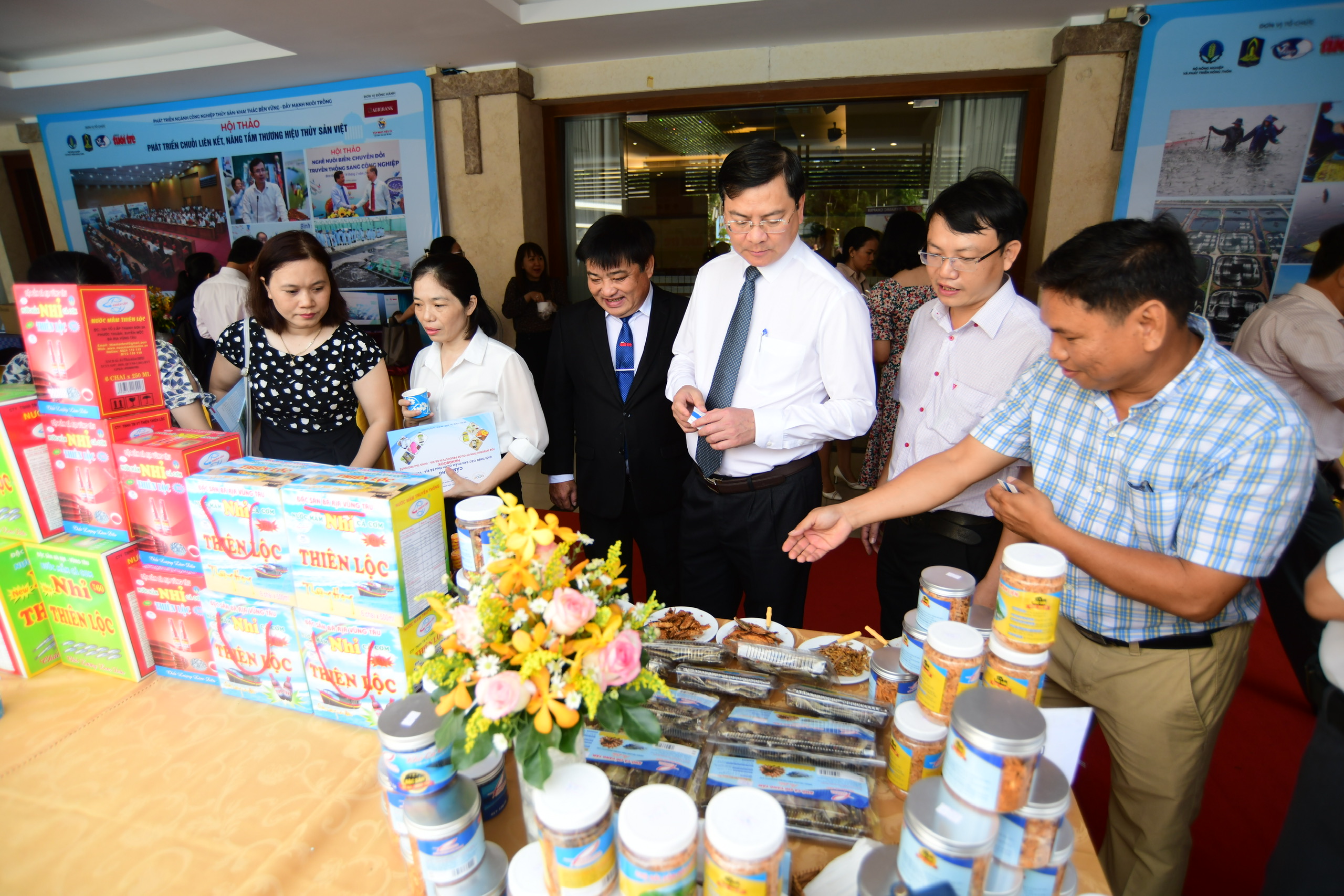 Ông Nguyễn Công Vinh, Phó Chủ tịch UBND tỉnh tham quan các gian hàng sản phẩm OCOP triển lãm  trong khuôn khổ hội thảo. Ảnh: QUANG ĐỊNH
