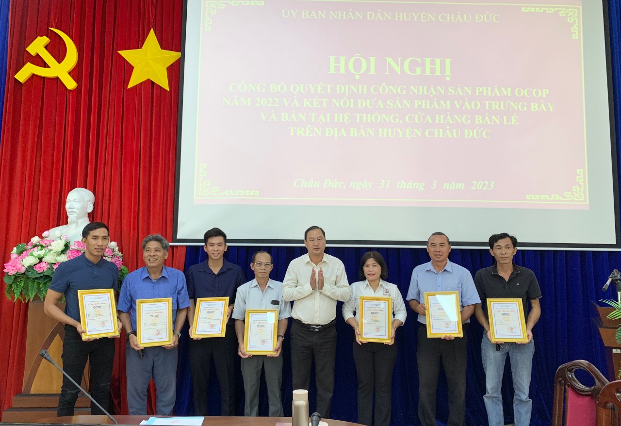 Ông Nguyễn Tấn Bản, Chủ tịch UBND huyện Châu Đức trao Giấy chứng nhận sản phẩm OCOP cho các doanh nghiệp.
