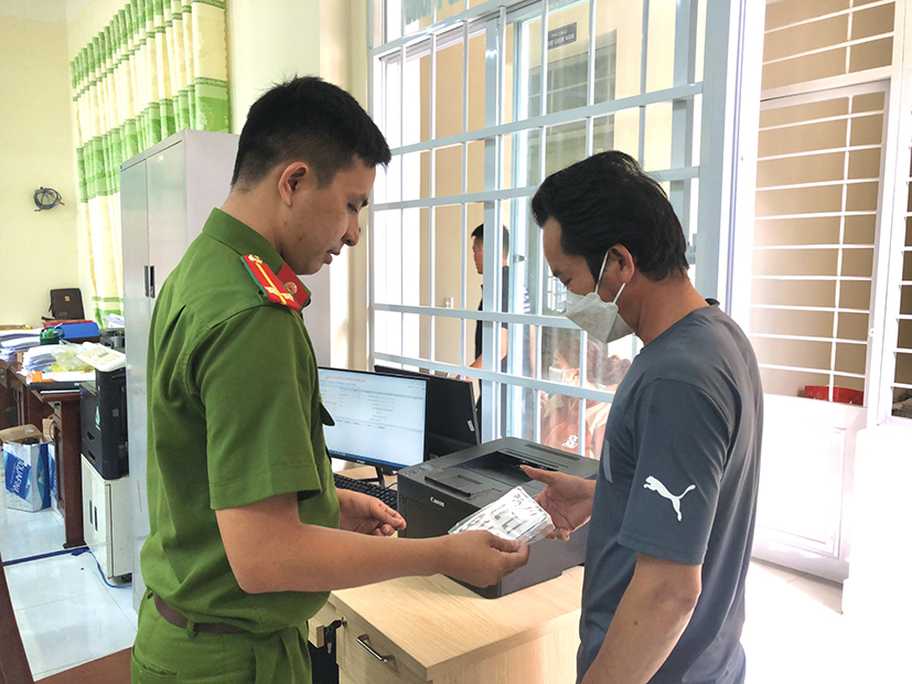 Người dân hài lòng vì cấp biển số xe máy tại địa phương thuận tiện đi lại.