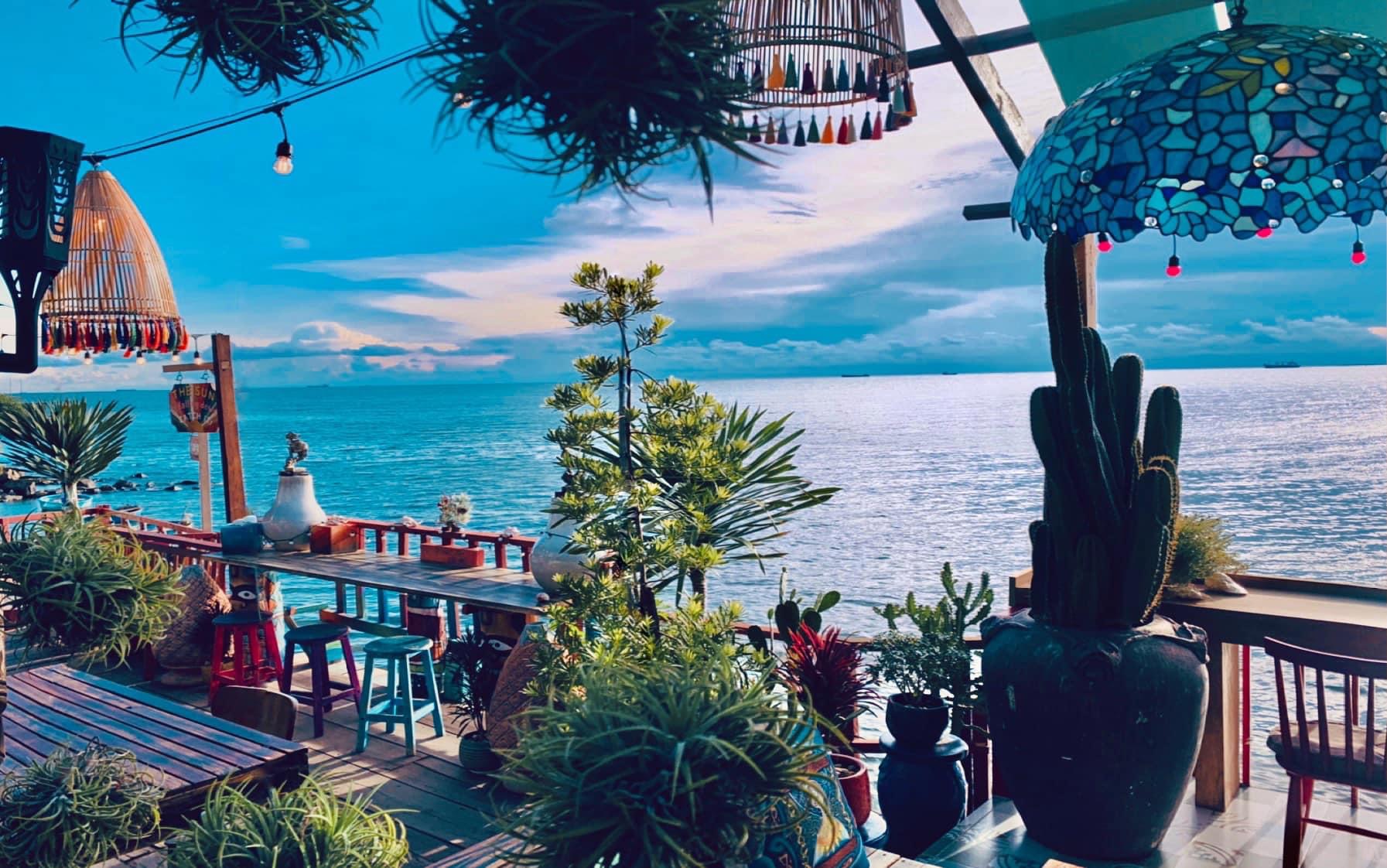 Không gian quán Beach Stop Lounge & Cafe khá rộng, thoáng nên khách có nhiều chỗ để khám phá.