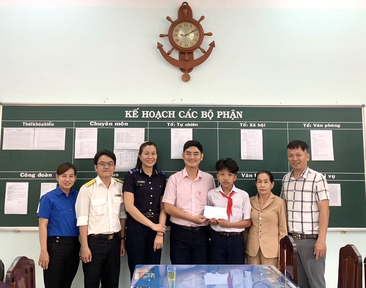 Cụm thi đua số 4 Tỉnh Đoàn trao học bổng “Nâng bước tương lai” cho em Trần Huy Hoàng.