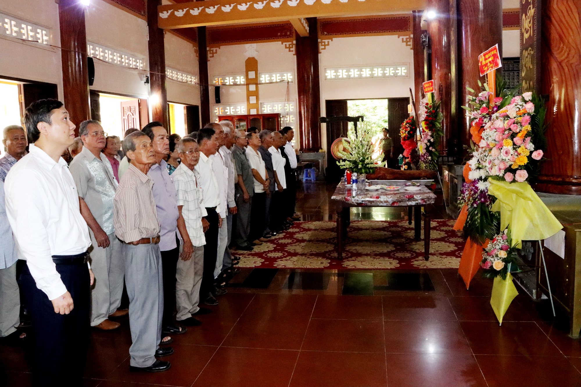 Các đại biểu dâng hương và dành một phút mặc niệm để tưởng nhớ, tri ân các đồng đội, chiến sĩ, đồng bào đã hy sinh trên mảnh đất Minh Đạm.