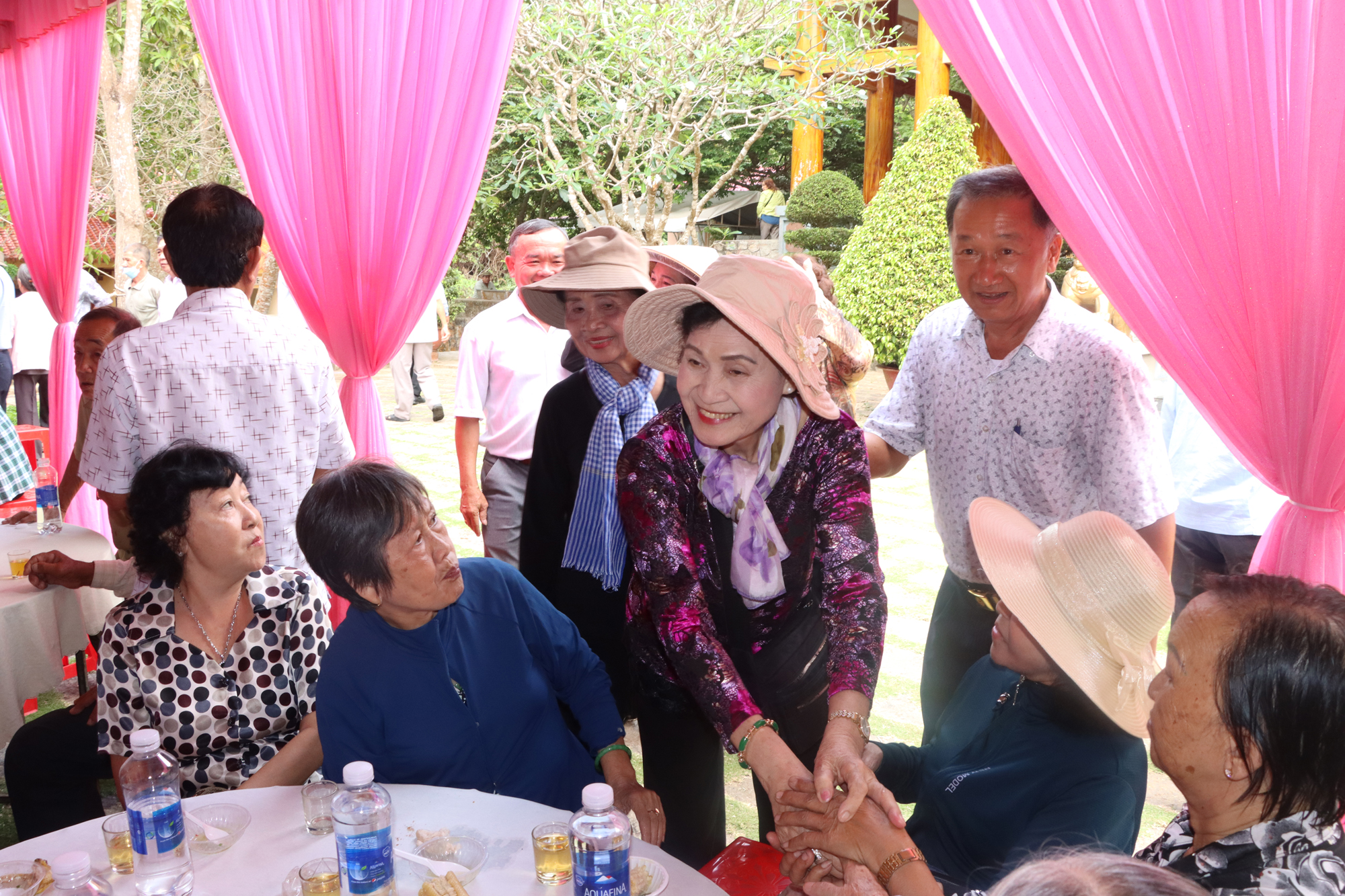 Niềm vui của các cô, các chú khi gặp lại đồng đội.