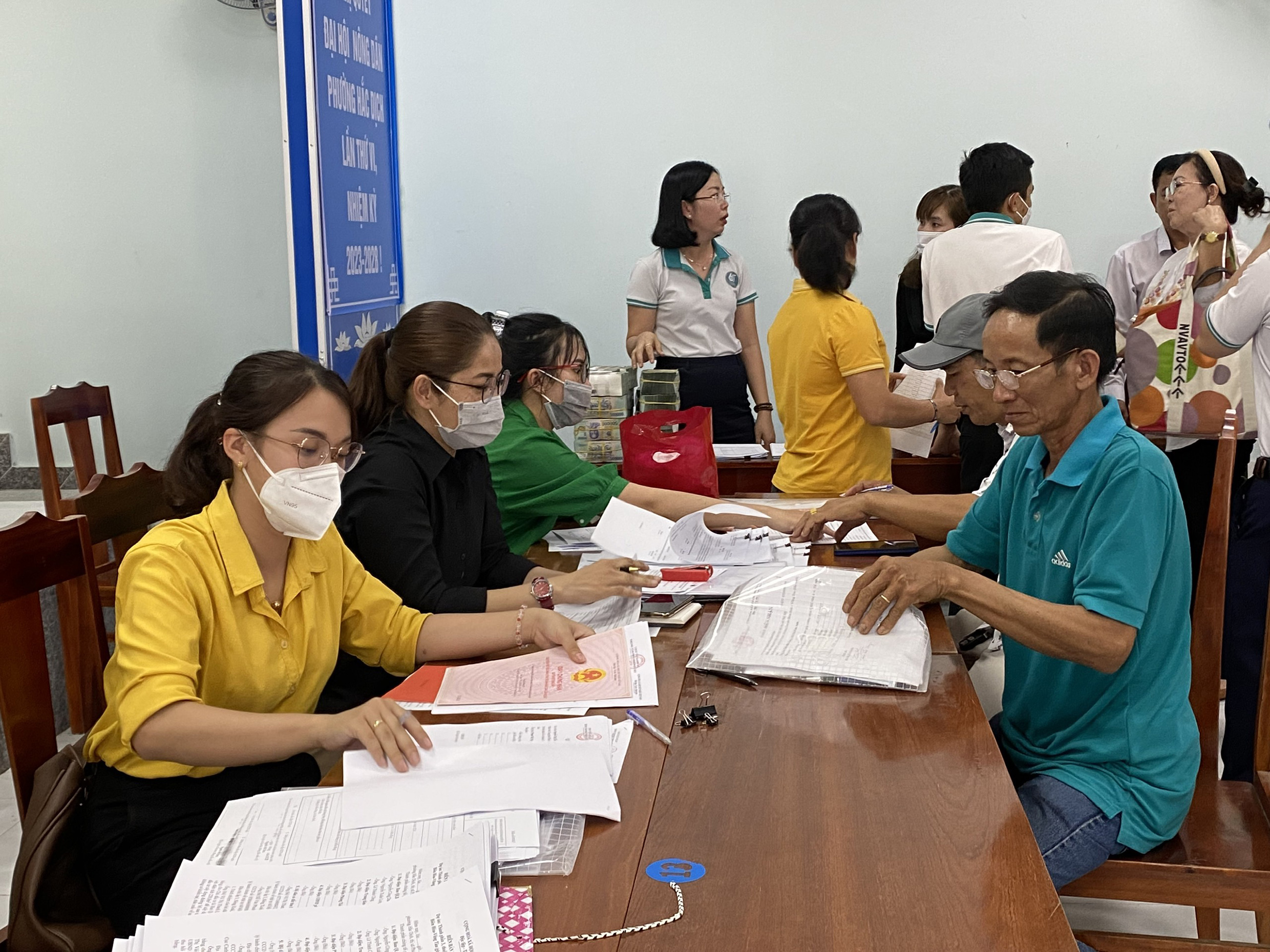Các hộ dân phường Hắc Dịch (TX.Phú Mỹ) nhận tiền hỗ trợ bồi thường đất thuộc dự án cao tốc Biên Hòa-Vũng Tàu. Ảnh: TRÚC GIANG