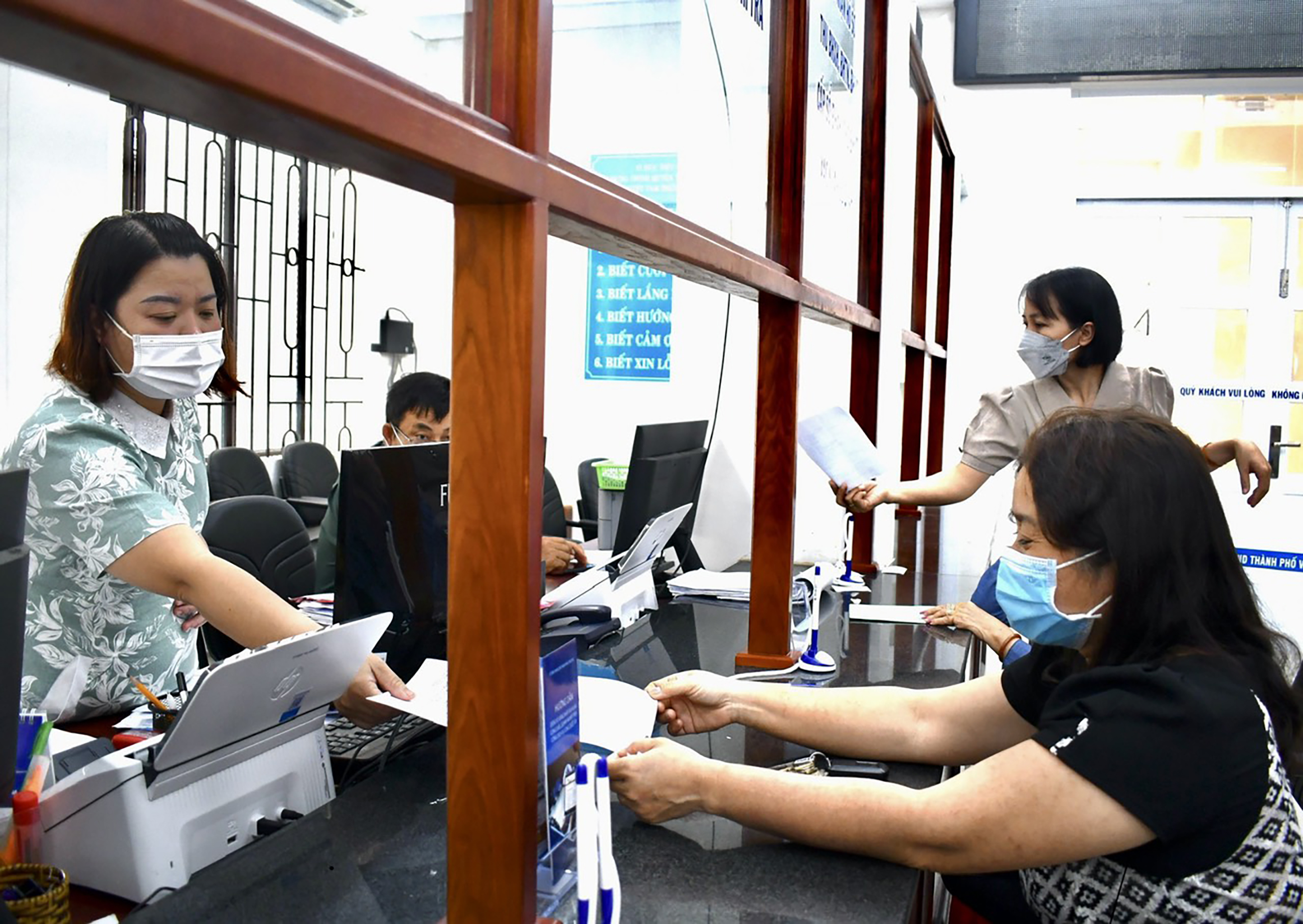 Người dân thực hiện TTHC tại Bộ phận một cửa TP.Vũng Tàu.