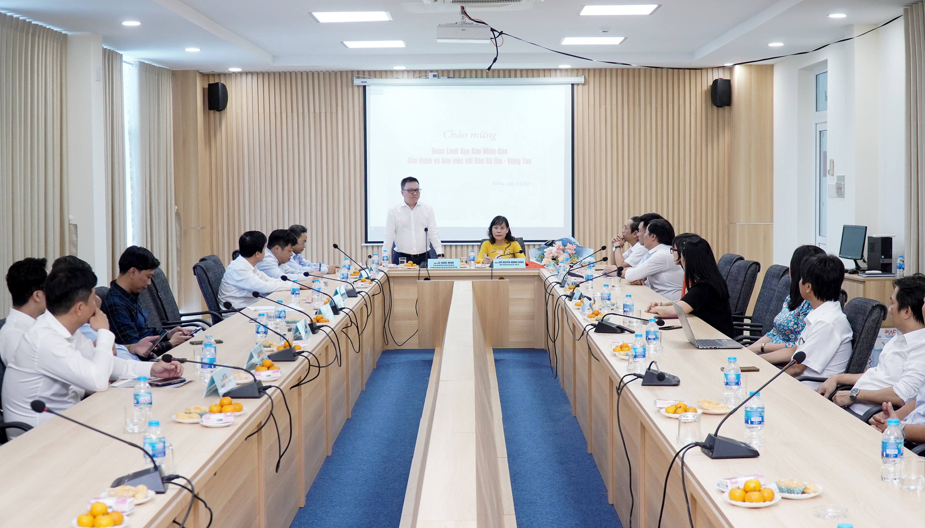 Quang cảnh buổi làm việc.