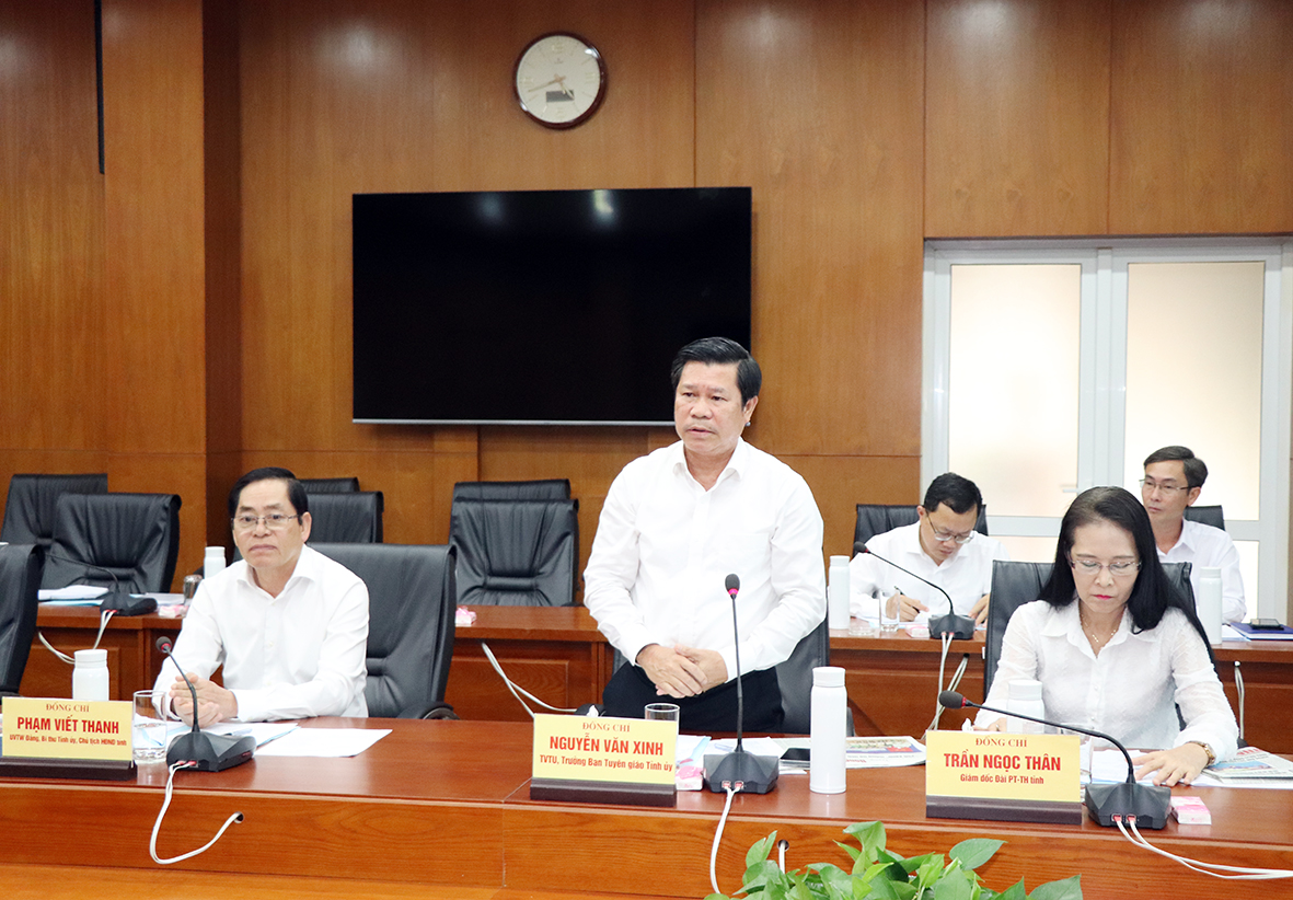 Ông Nguyễn Văn Xinh, Ủy viên Ban Thường Vụ, Trưởng Ban Tuyên giáo Tỉnh ủy phát biểu tại buổi làm việc.