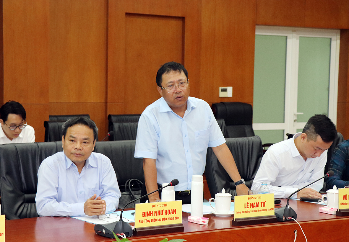 Ông Lê Nam Tư, Trưởng Cơ quan Thường trực Báo Nhân Dân tại TP. Hồ Chí Minh phát biểu tại buổi làm việc.