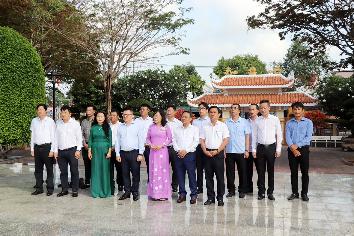 Lãnh đạo Báo Nhân Dân, Sở TT-TT, Báo Bà Rịa-Vũng Tàu và huyện Đất Đỏ tham dự buổi lễ dâng hương tưởng niệm.