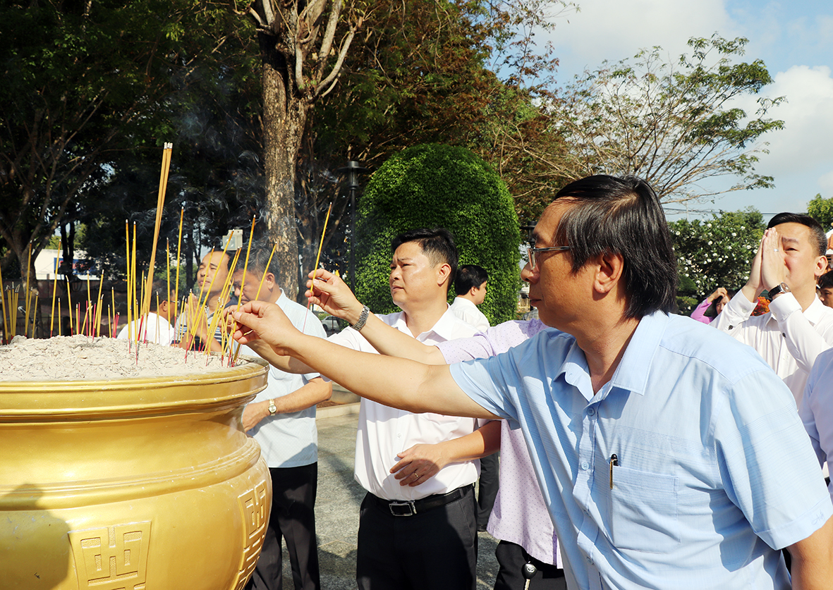 Các đại biểu dâng hương tưởng niệm.