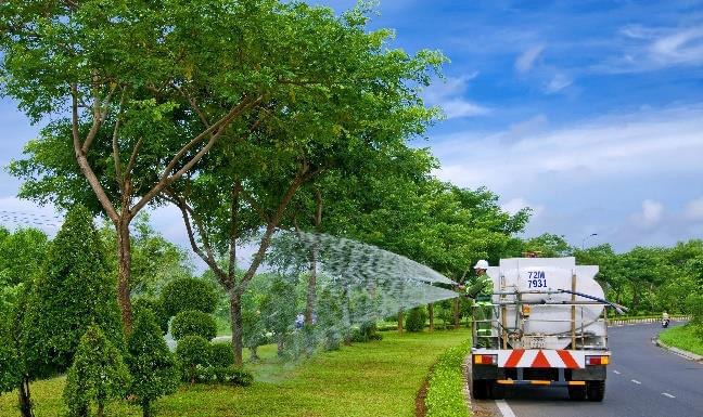 TP.Vũng Tàu và huyện Xuyên Mộc được chọn là 2 địa phương trọng điểm thực hiện “Năm chỉnh trang đô thị “. Trong ảnh: Công nhân UPC Vũng Tàu tưới nước chăm sóc hàng cây trồng trên dải phân cách dọc đường phố.