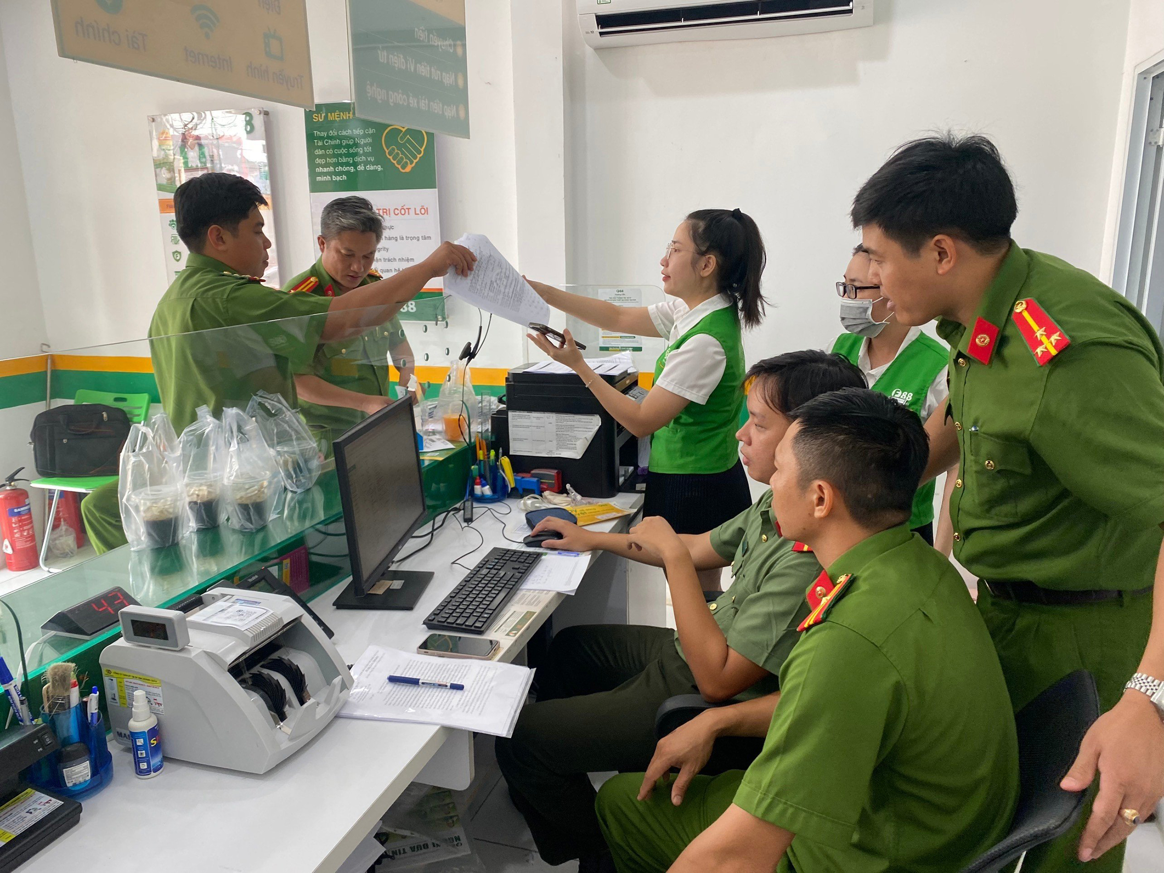 Lực lượng công an kiểm tra các điểm giao dịch của F88 trên địa bàn tỉnh