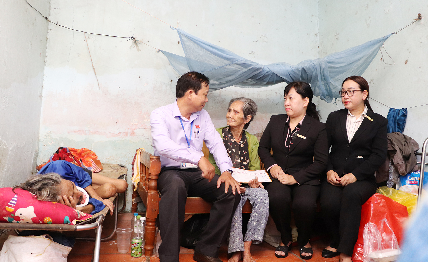 Bà Phạm Thị Kim Thương, Phó Giám đốc Công ty TNHH MTV Xổ số Kiến thiết tỉnh và ông Bùi Huy Chất, Phó Chủ tịch UBND phường Thắng Tam đến thăm hỏi, động viên bà Hiệp.